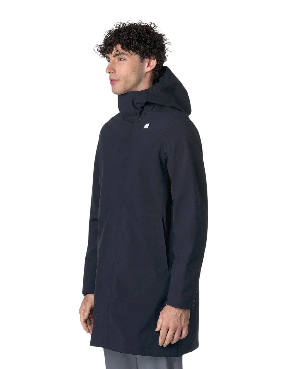 Modello indossa giacca K-Way Thomas Bonded blu scuro con cappuccio, design tecnico e pulito da DevidLabel