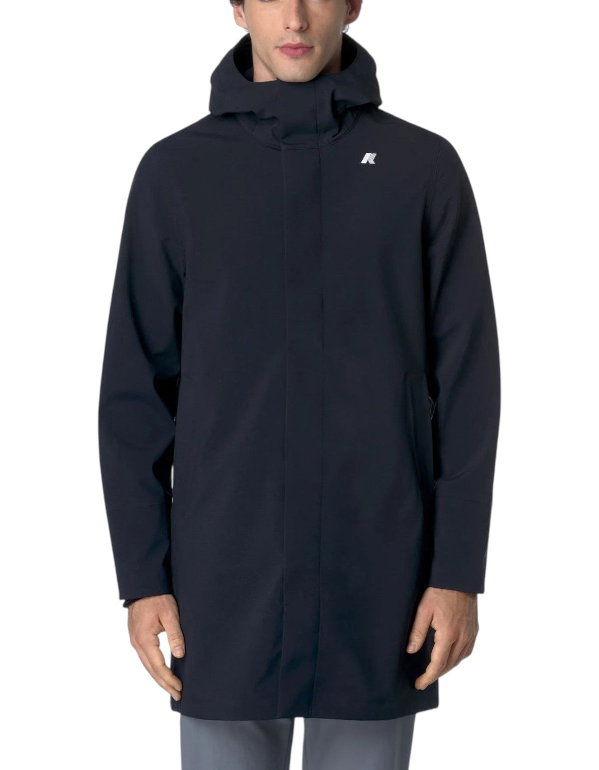 Giacca K-Way Thomas Bonded blu scuro indossata da un uomo, design tecnico con cappuccio, proposta da DevidLabel