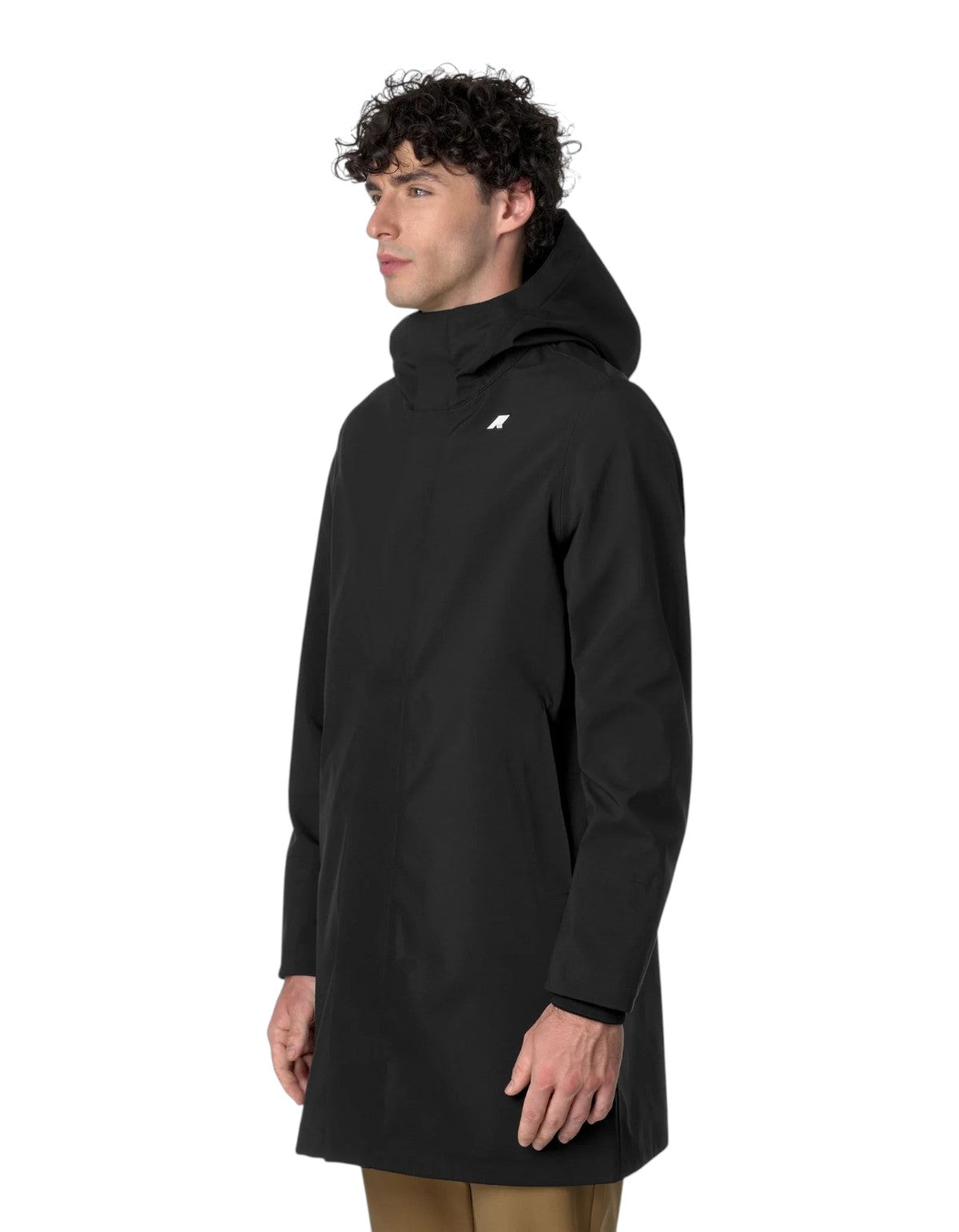 Modello indossa giacca K-Way Thomas Bonded nera con cappuccio, stile tecnico urbano DevidLabel