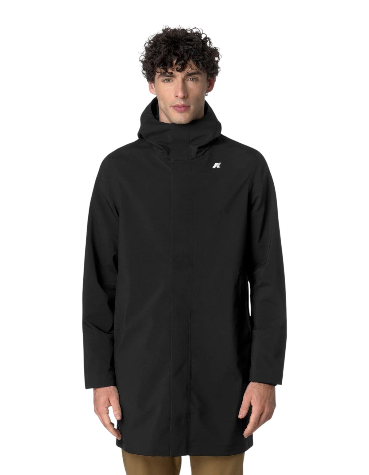 Modello indossa giacca K-Way Thomas Bonded nera con cappuccio, design tecnico e pulito firmato DevidLabel