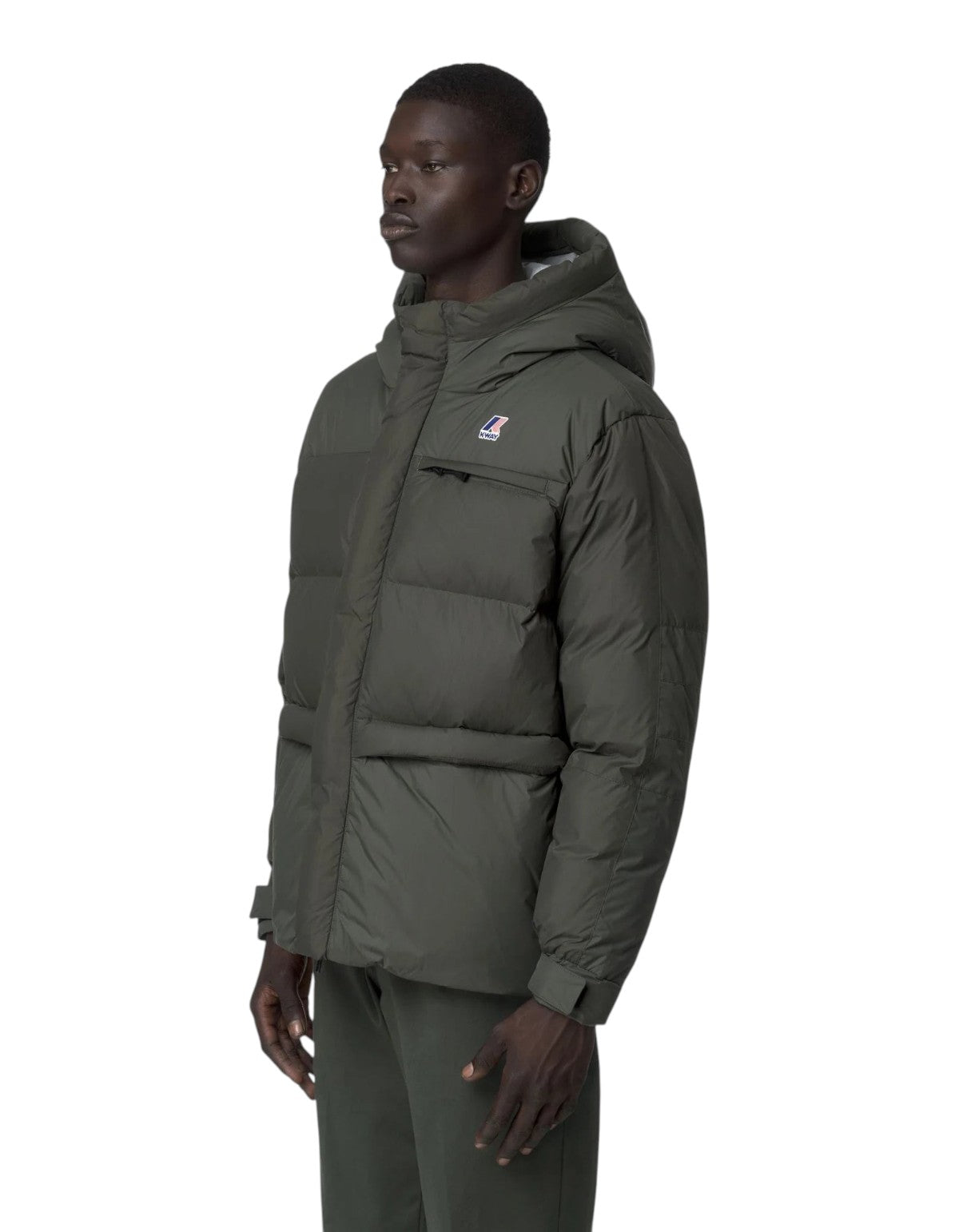Modello indossa giacca imbottita K-Way Le Vrai 4.0 Aurele Heavy Warm color verde scuro da DevidLabel