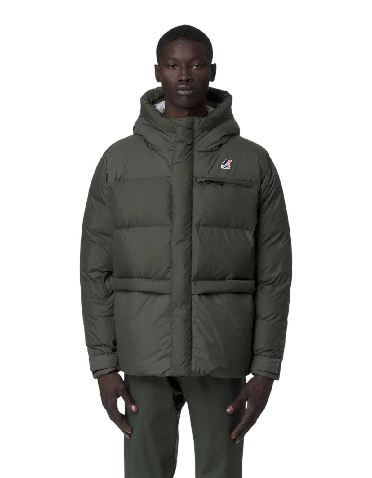 Modello indossa giacca imbottita K-Way Le Vrai 4.0 Aurele Heavy Warm color verde scuro su DevidLabel