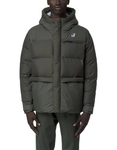 Modello indossa giacca imbottita DevidLabel K-Way Le Vrai 4.0 Aurele Heavy Warm color verde scuro con cappuccio