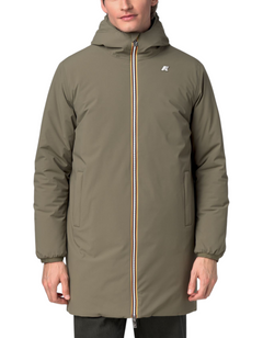 Giacca K-Way Jacob ST Warm Double color verde militare indossata da un uomo, design tecnico con zip frontale