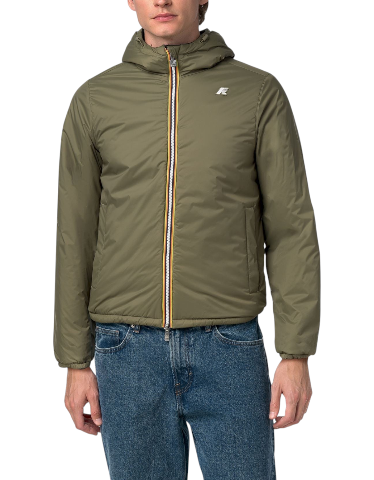 Giacca K-Way Jack Spacer Nylon Double color verde militare indossata da un uomo con jeans blu, stile urbano e tecnico