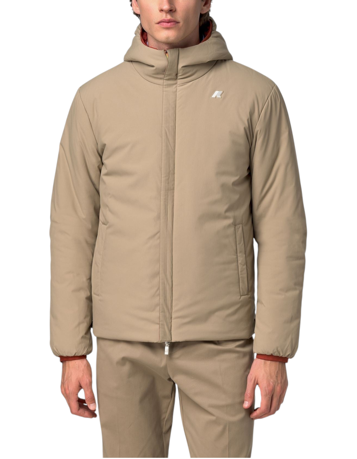 Giacca reversibile K-Way Jack ST Warm Double DevidLabel color beige kaki e rosso chili indossata da un uomo