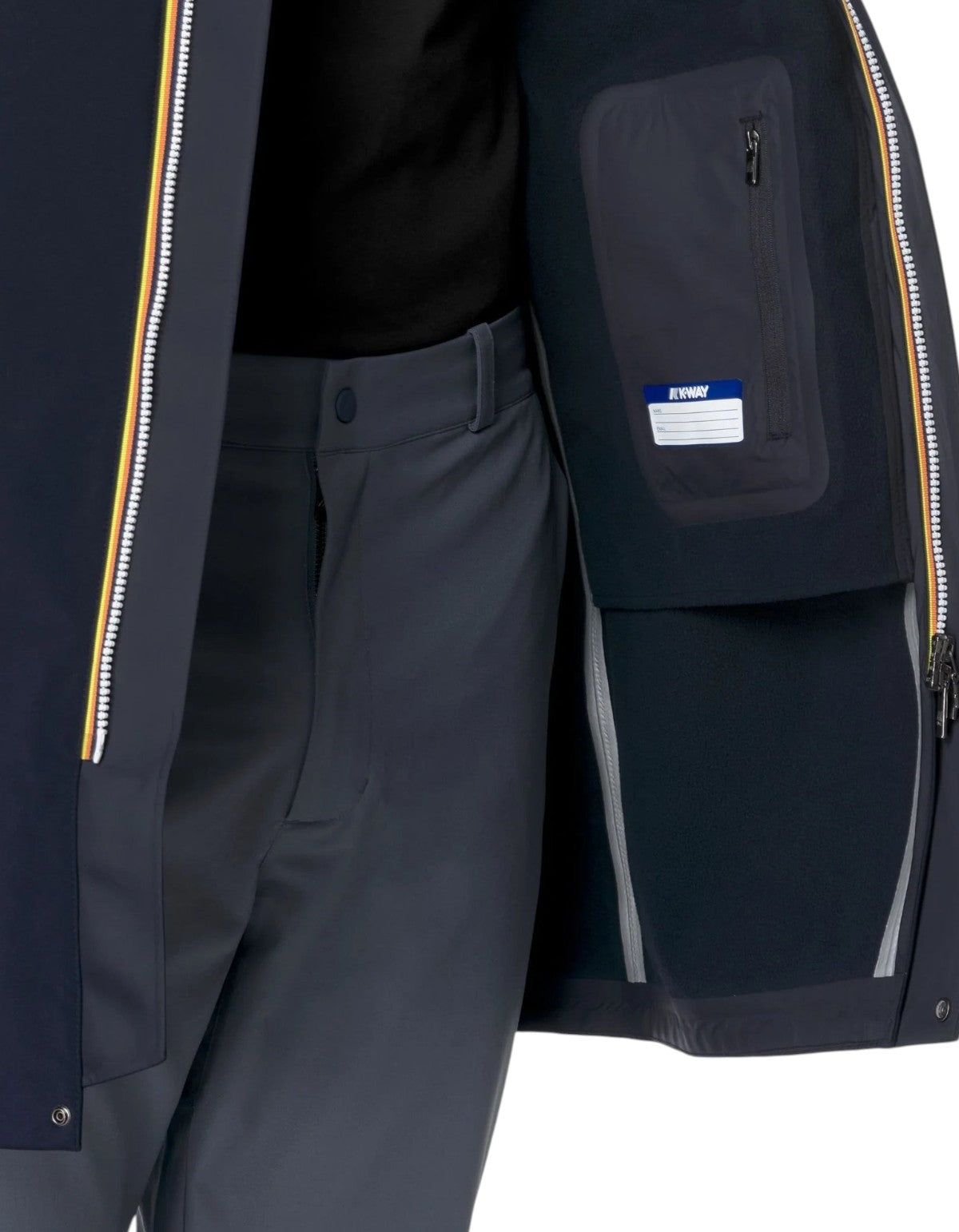 Dettaglio interno della giacca DevidLabel K-Way Thomas Bonded blu scuro con zip iconica e tasca funzionale