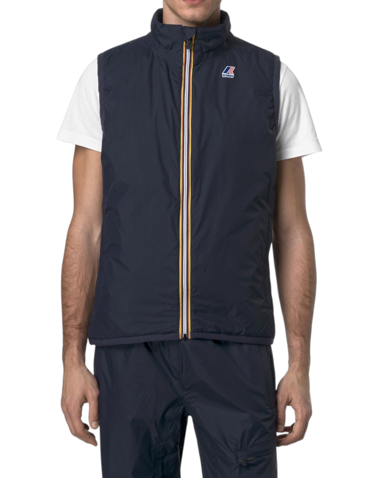 Gilet smanicato K-Way Le Vrai 4.0 Rouland Warm colore Blue Depth indossato da un modello, stile tecnico e urbano