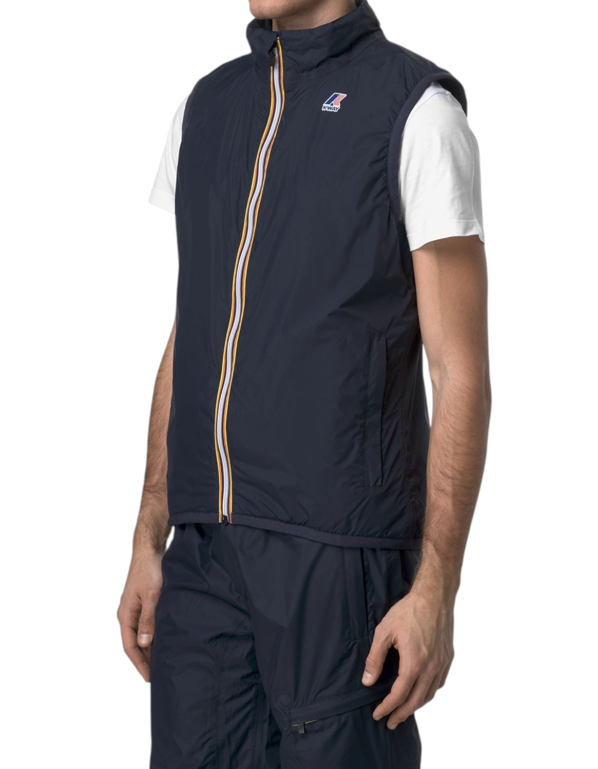 Gilet unisex K-Way Le Vrai 4.0 Rouland Warm colore Blue Depth indossato da un modello, stile tecnico e urbano DevidLabel