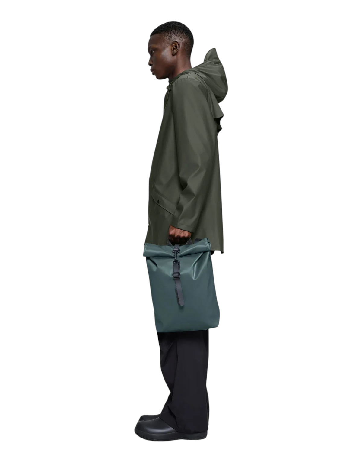 Modello indossa zaino DevidLabel Rains Rolltop Rucksack Mini colore Mystique in tessuto impermeabile con moschettone