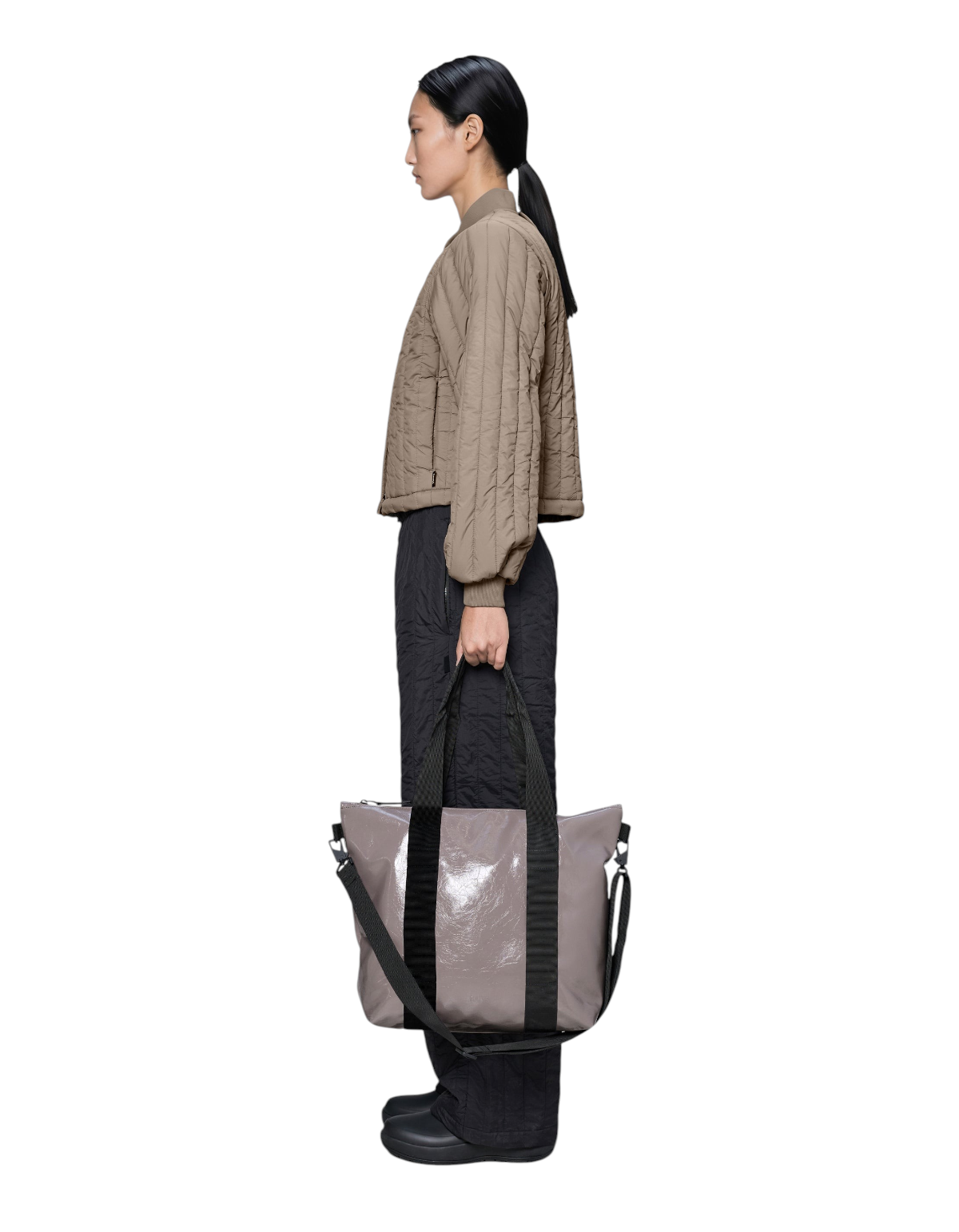 Modella di profilo indossa la borsa DevidLabel Rains Tote Bag Mini impermeabile color Cinder Glaze con manici neri