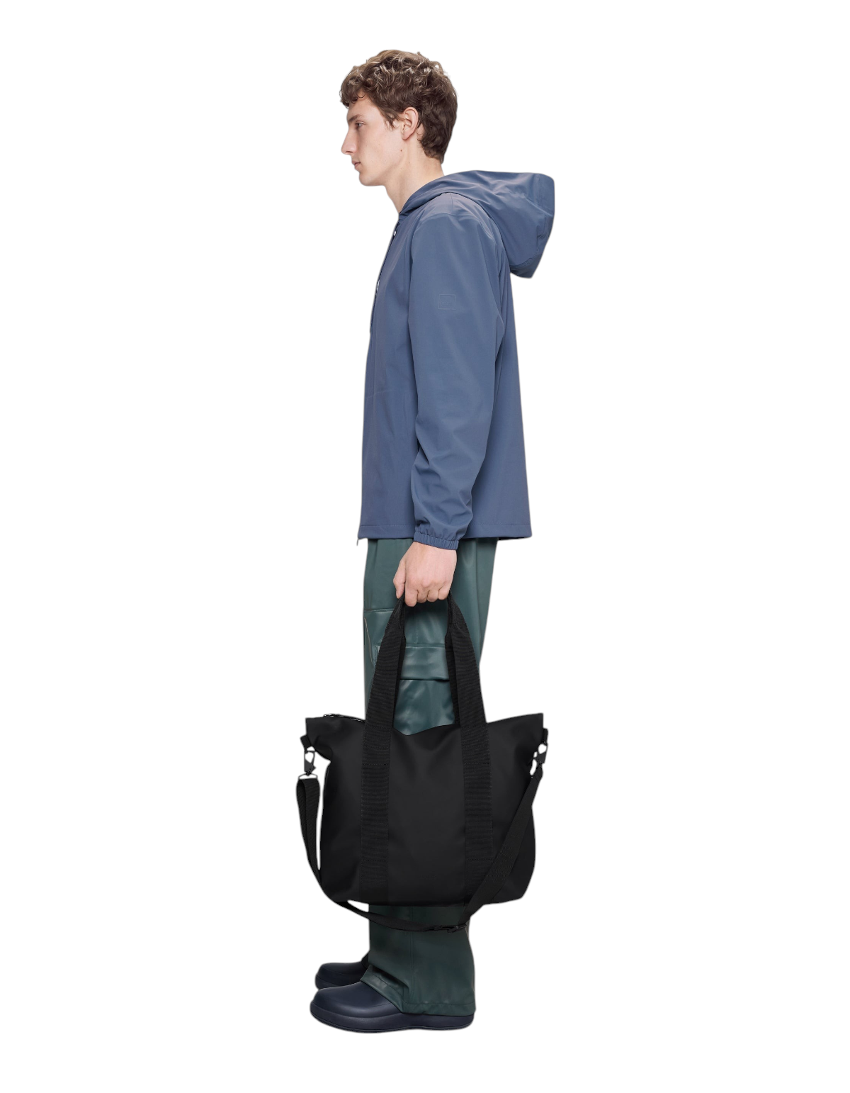 Modello indossa DevidLabel Rains Tote Bag Mini nera in tessuto impermeabile con manici e tracolla removibile