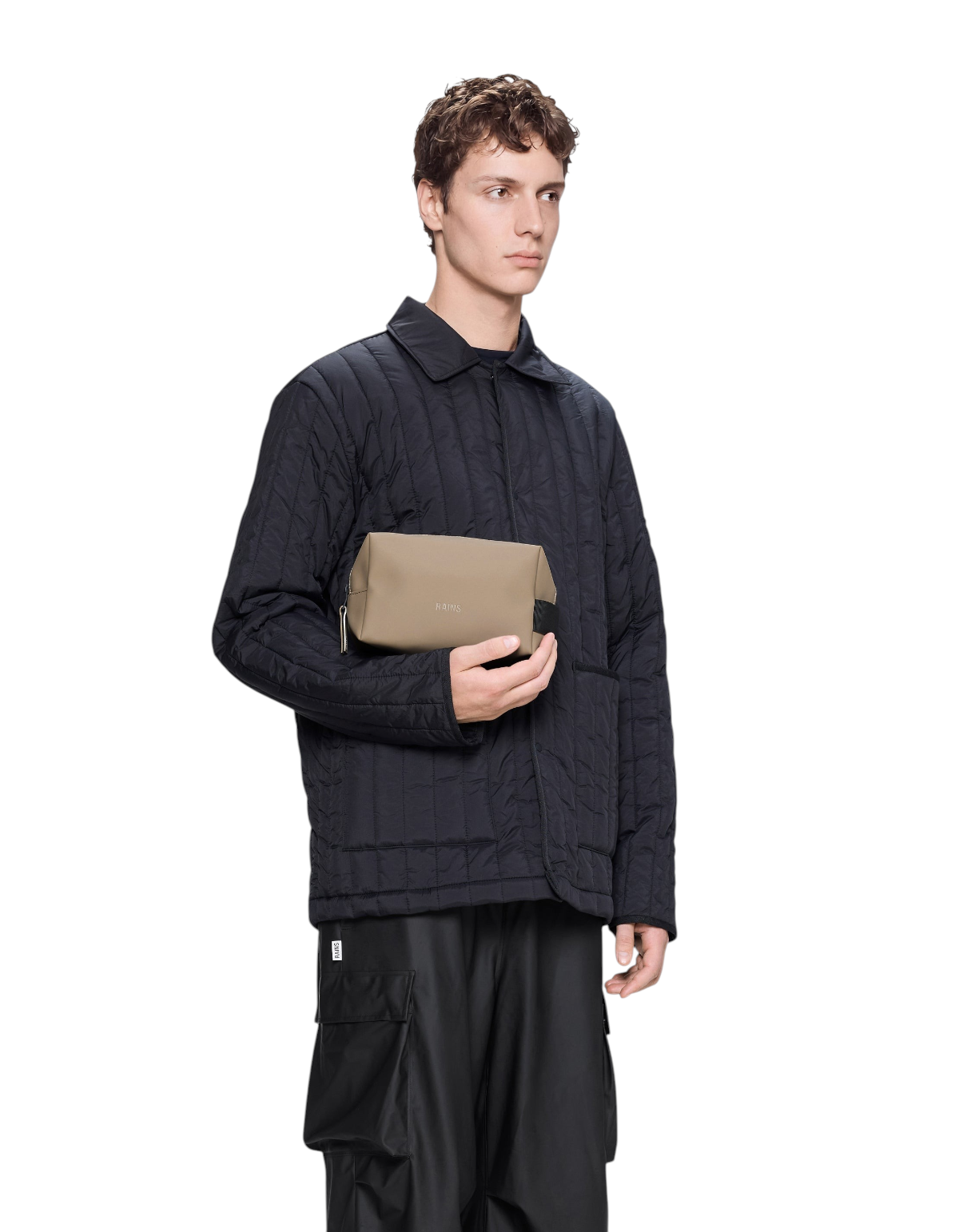 Modello che tiene in mano la borsa da toilette Rains Wash Bag Small beige in tessuto impermeabile da DevidLabel