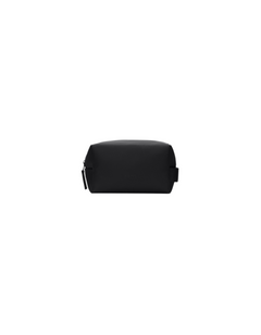 Beauty case compatto Rains Wash Bag Small nero in tessuto impermeabile con chiusura zip, disponibile su DevidLabel