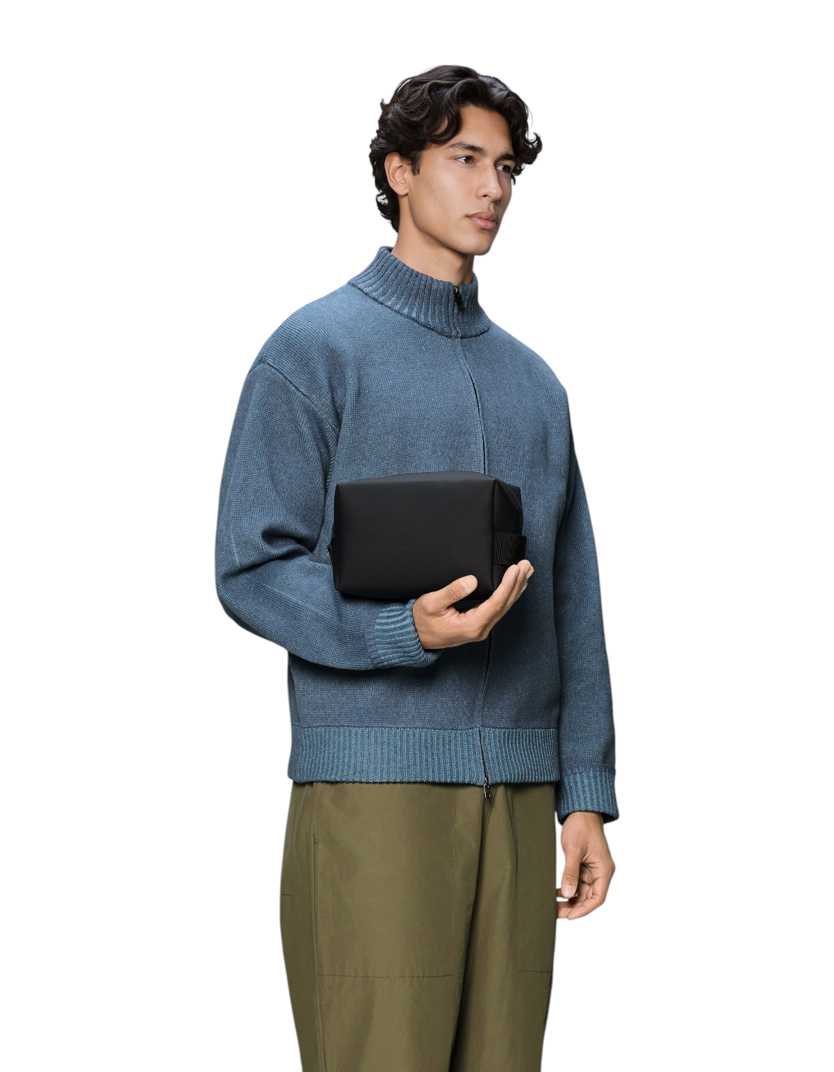 Modello che tiene in mano la borsa da toilette DevidLabel Rains Wash Bag Small nera in tessuto impermeabile