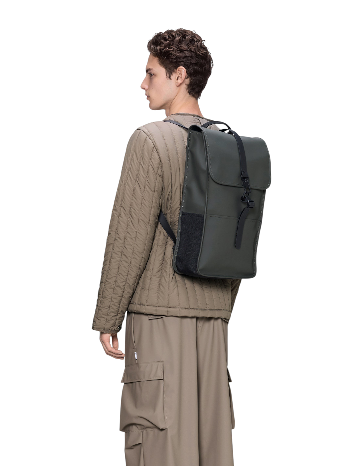 Modello indossa zaino impermeabile Rains Backpack W3 color grigio scuro con chiusura a gancio, vista laterale