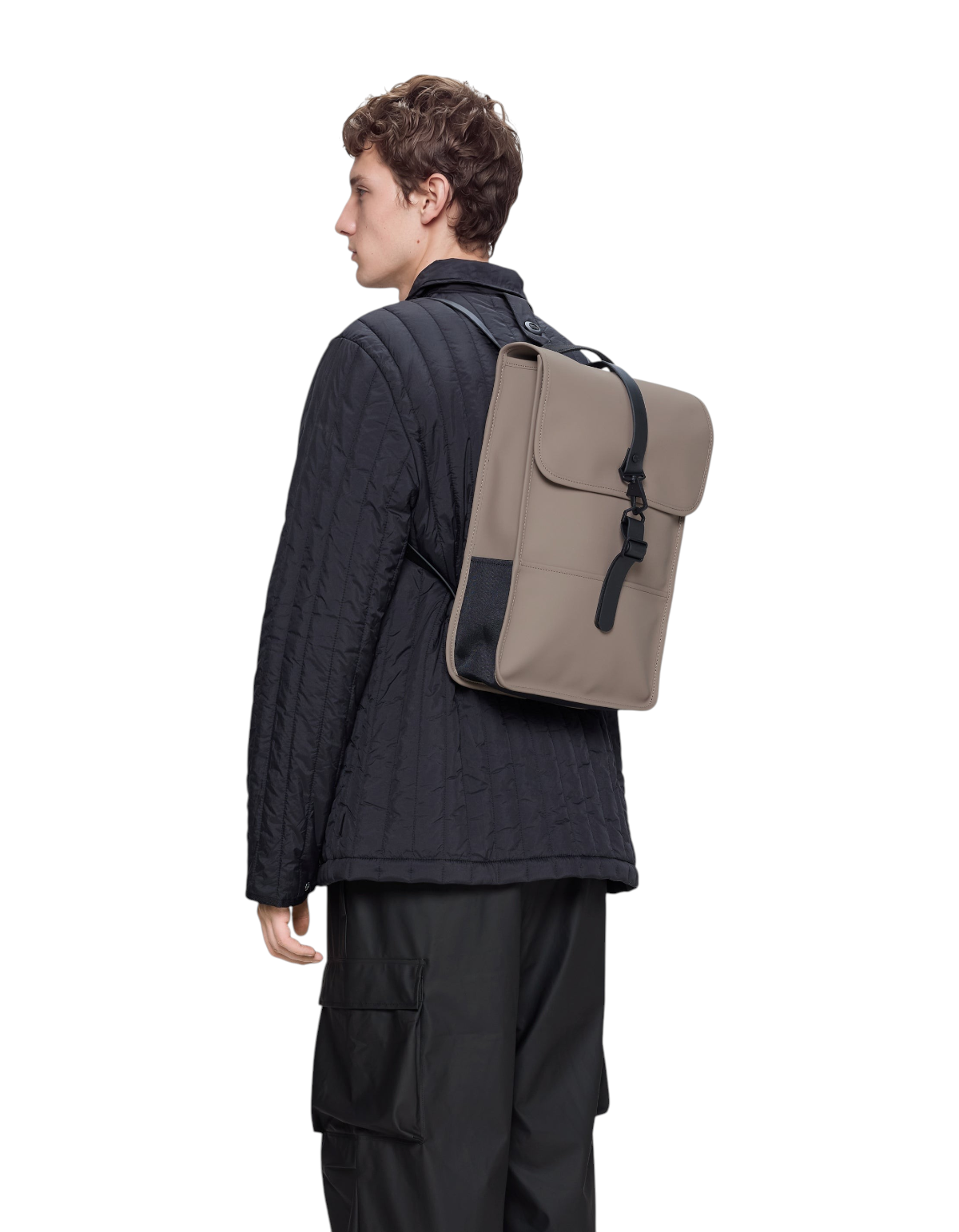 Zaino Rains Backpack Mini color Cinder indossato da un modello, design impermeabile compatto di DevidLabel