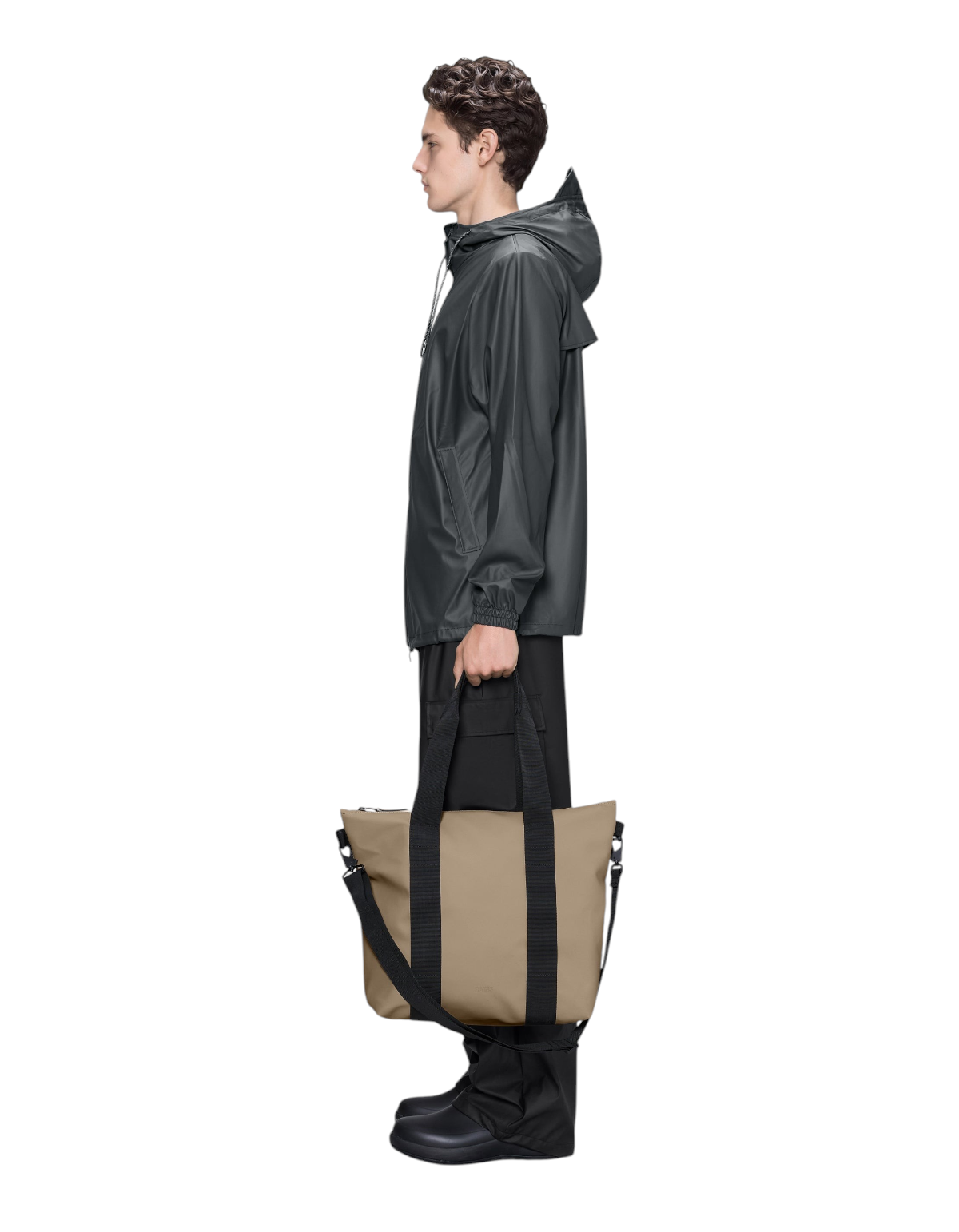 Modello di profilo con tote bag beige impermeabile Rains di DevidLabel, design minimalista con manici neri