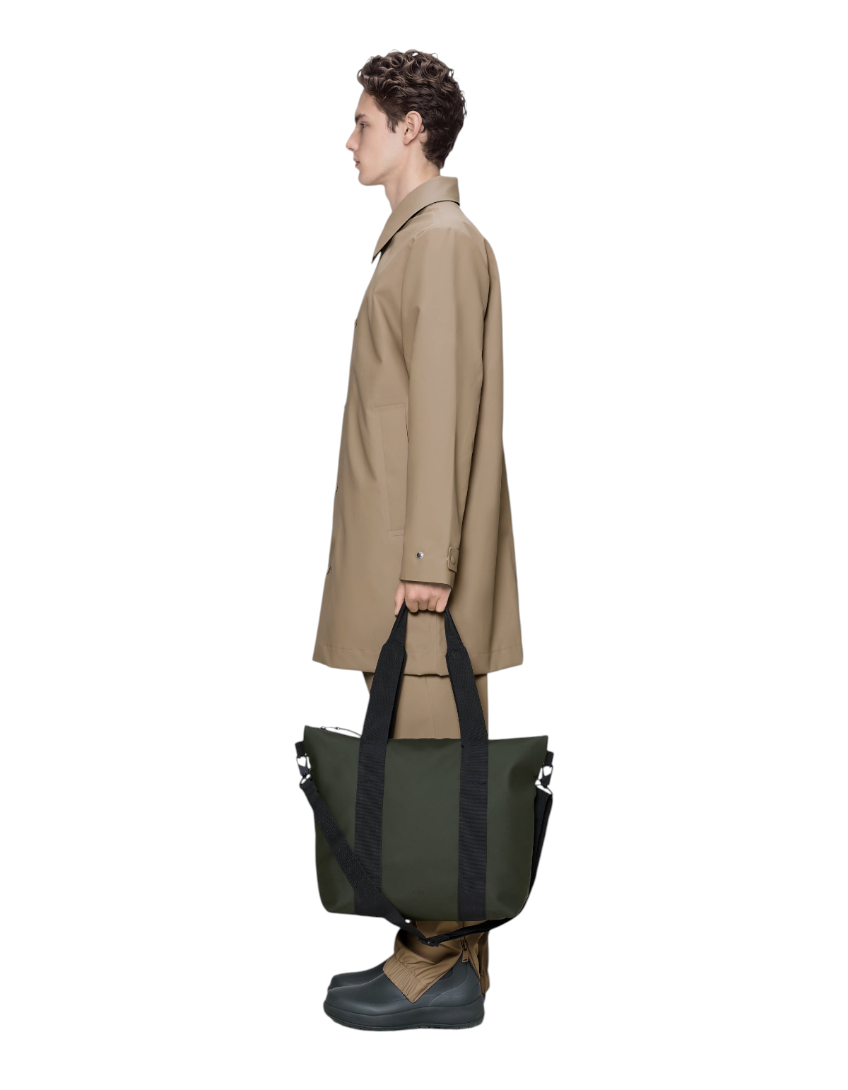 Modello di profilo con Tote Bag Mini W3 verde di DevidLabel in tessuto impermeabile con manici e tracolla neri