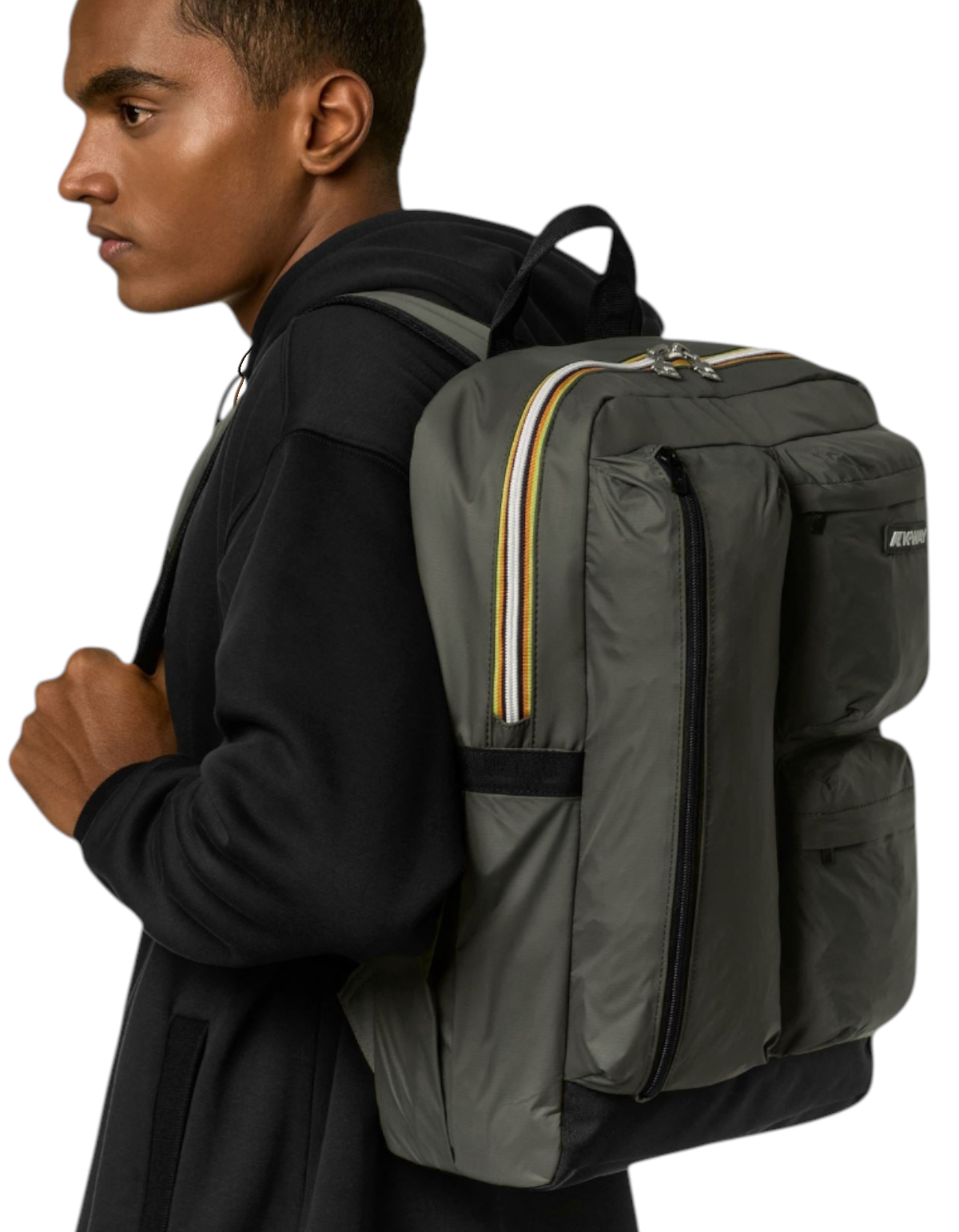 Modello indossa zaino DevidLabel K-Way Ambert verde scuro con dettagli a righe iconiche e tasche frontali