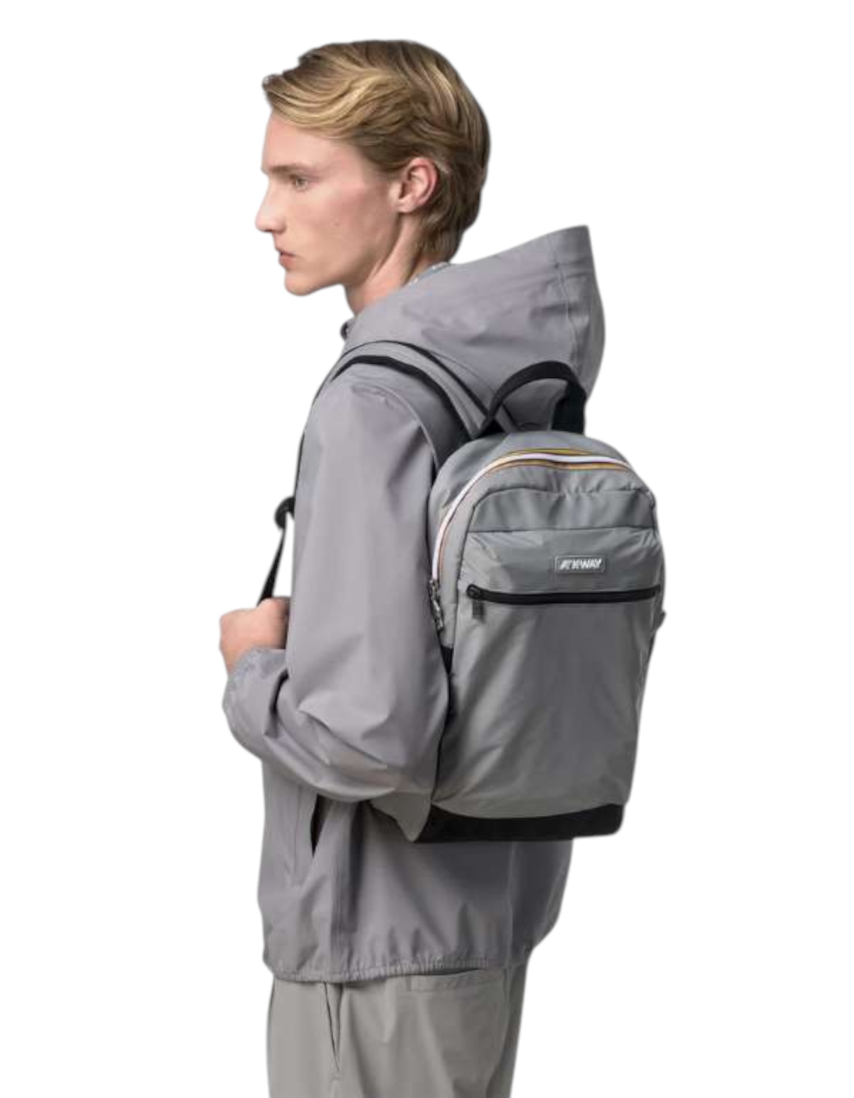 Modello indossa zaino DevidLabel K-Way Laon Grey Frost compatto con dettagli tecnici e zip a contrasto