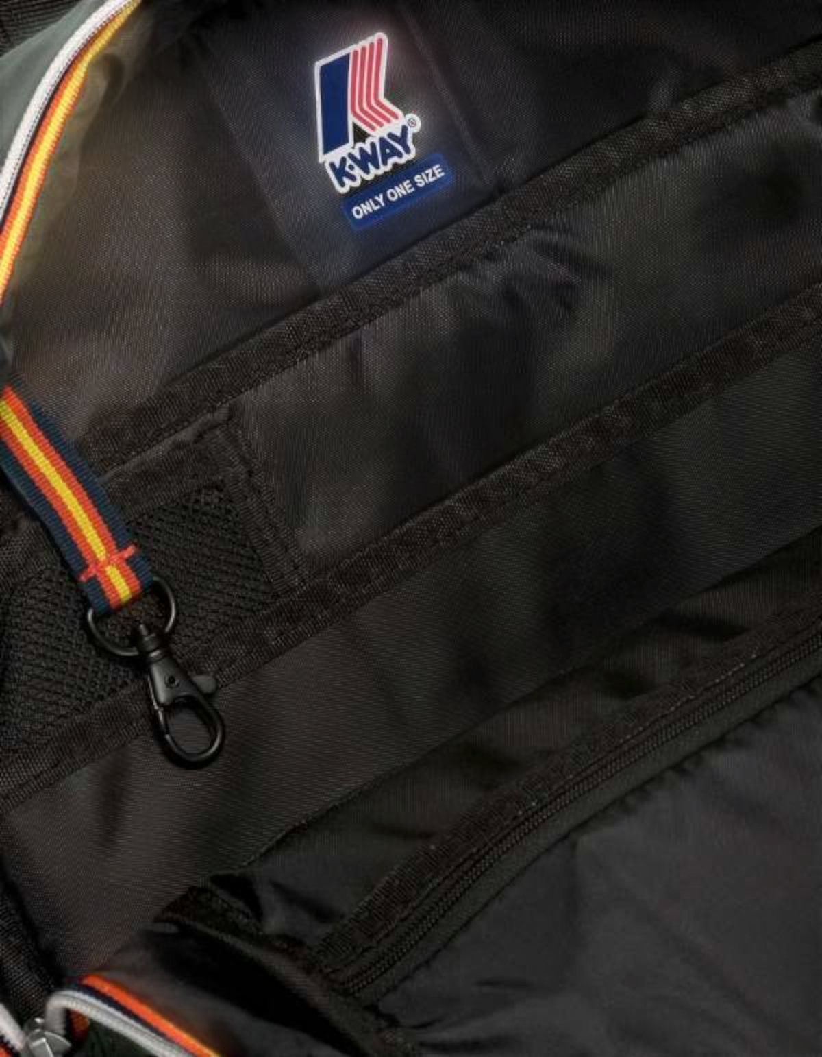 Interno dello zaino DevidLabel K-Way Laon Green Blackish con scomparti organizzati e logo distintivo