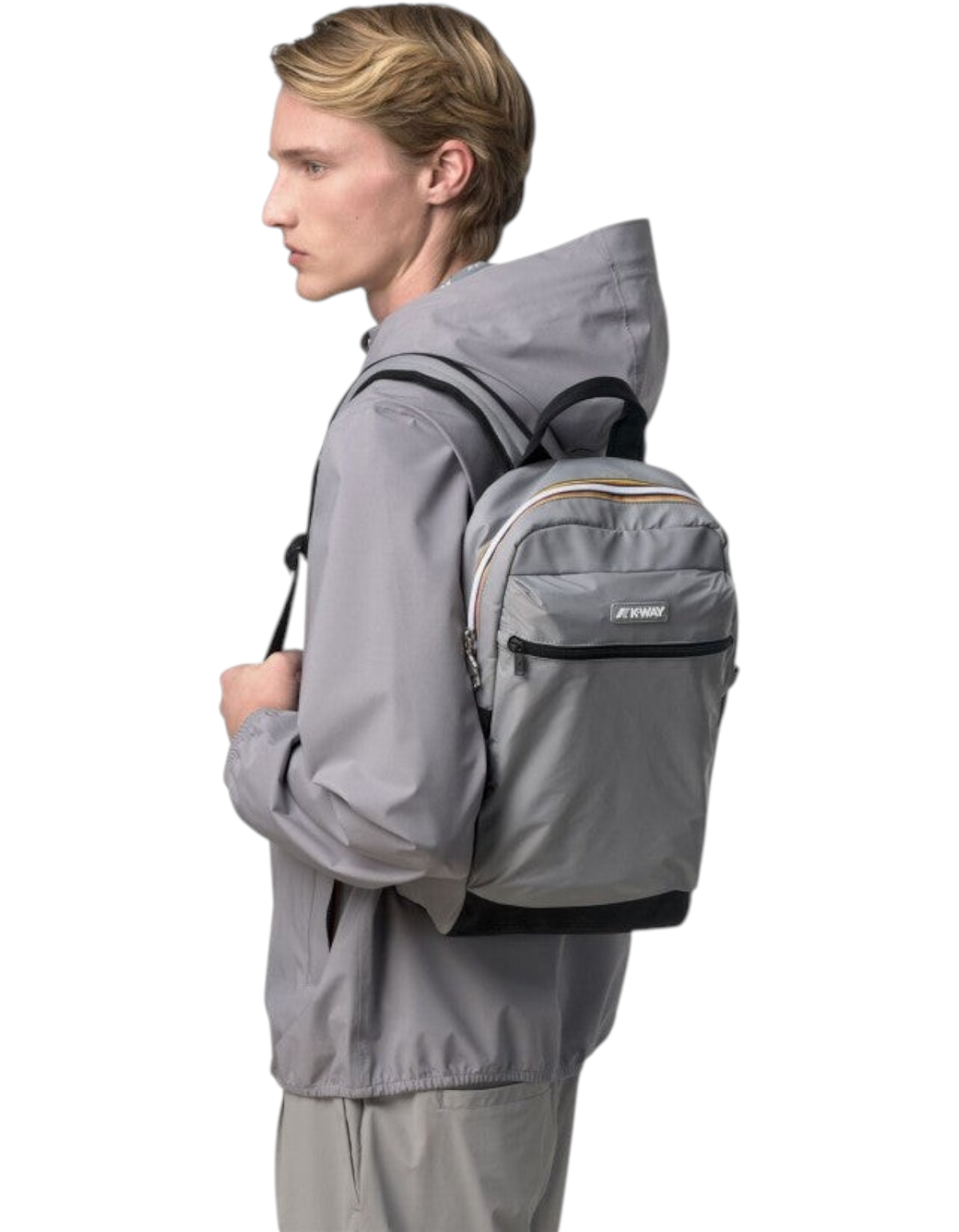 Zaino DevidLabel K-Way Mid Laon color Grey Frost indossato da un modello, design compatto e funzionale