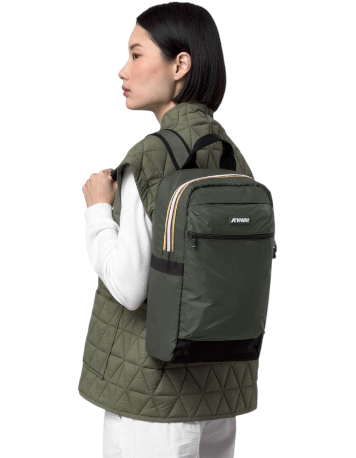 Modella indossa zaino K-Way Mid Laon verde scuro con dettagli iconici, proposto da DevidLabel