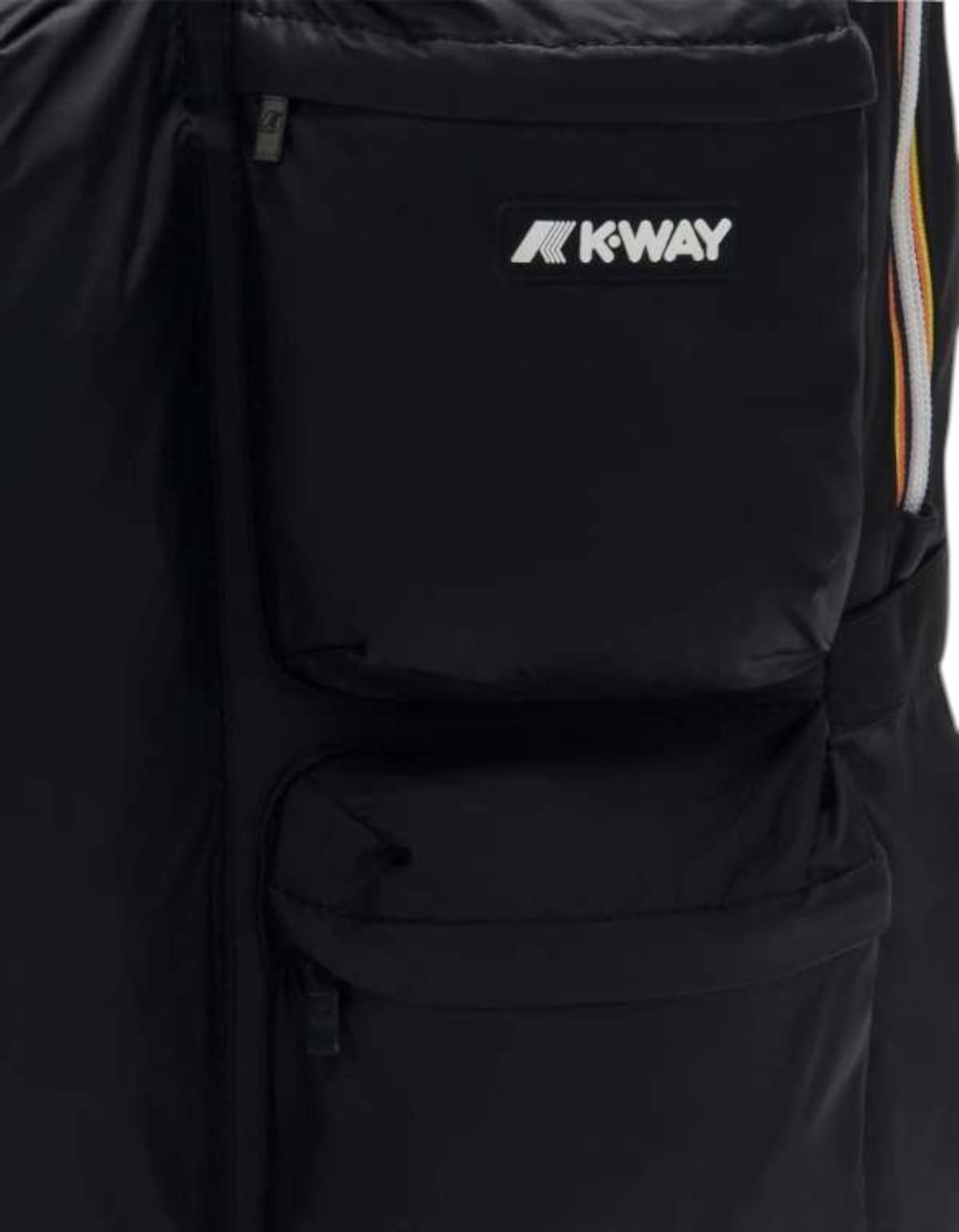 Dettaglio dello zaino nero DevidLabel K-Way Ambert in nylon ripstop impermeabile con tasche frontali e logo