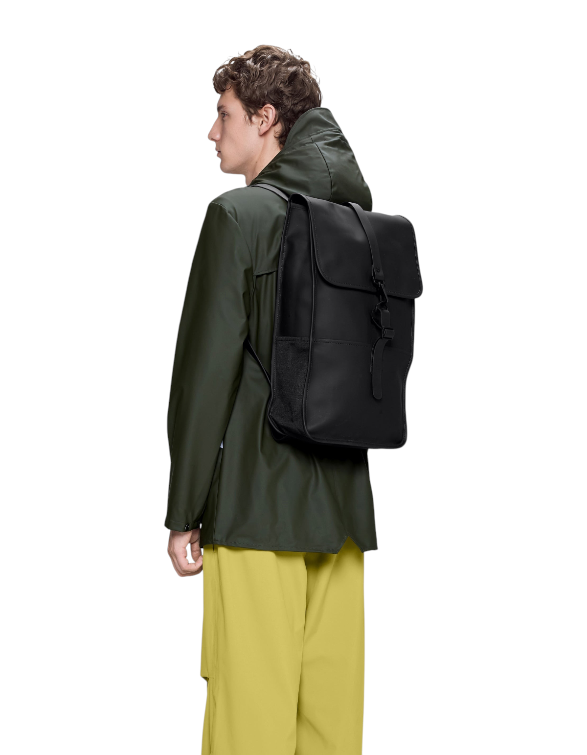 Zaino impermeabile Rains Backpack nero indossato da un modello con giacca verde, design minimalista e funzionale