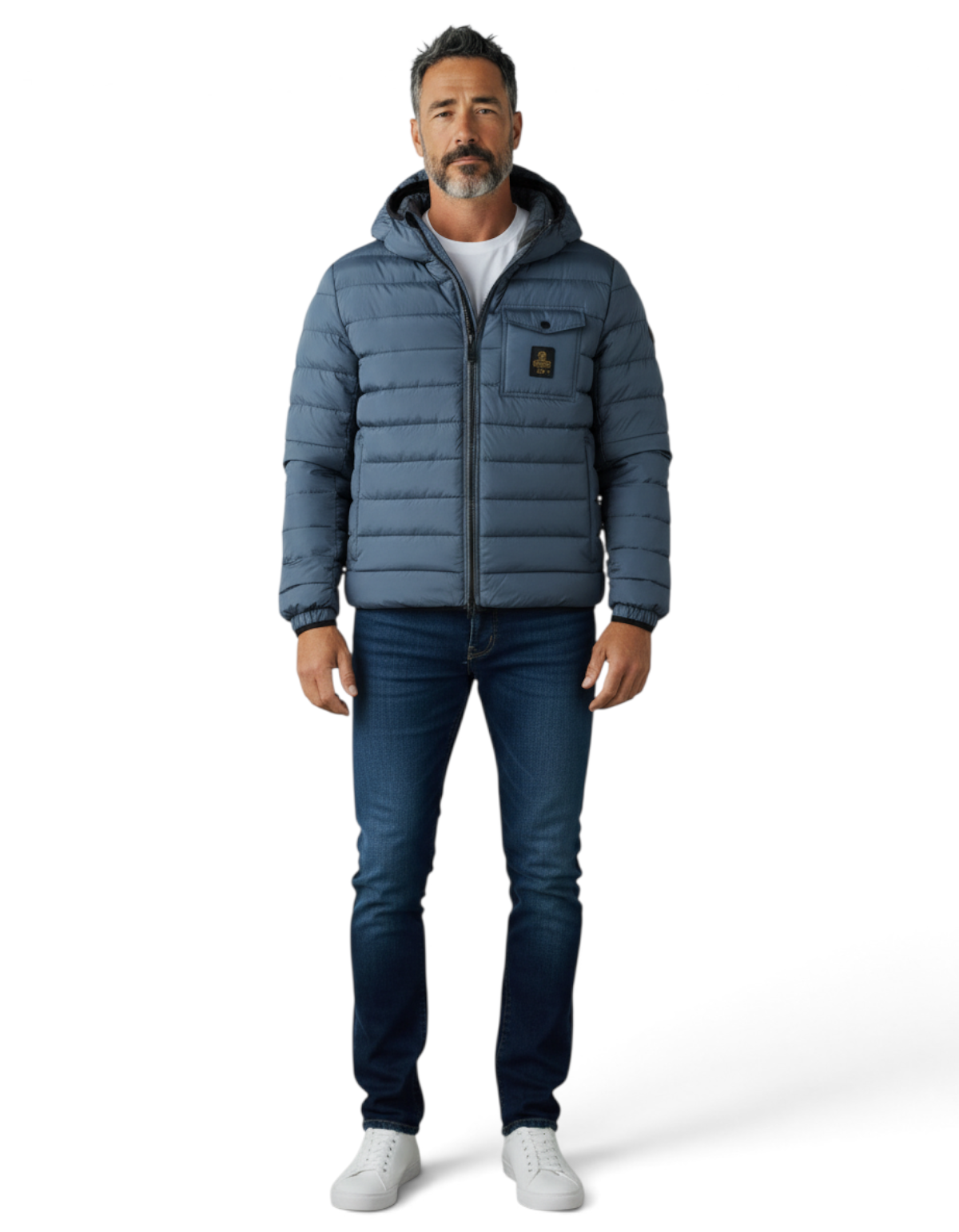 Modello indossa piumino Hunter di DevidLabel in colore Blue Mirage con cappuccio e tasca utility sul petto