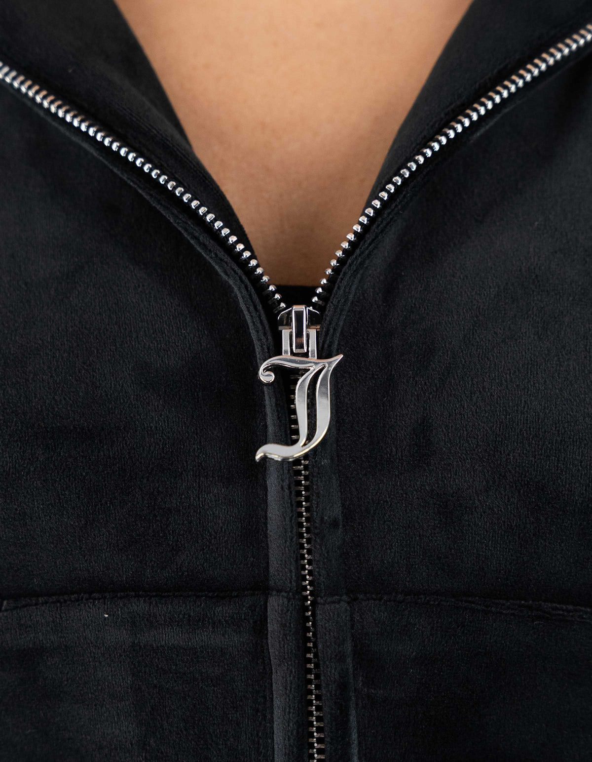 Juicy Couture Felpa Full Zip Madison Outline Nera – dettaglio prodotto 4 – Master SKU JUI_VIJH70698WPFJ00
