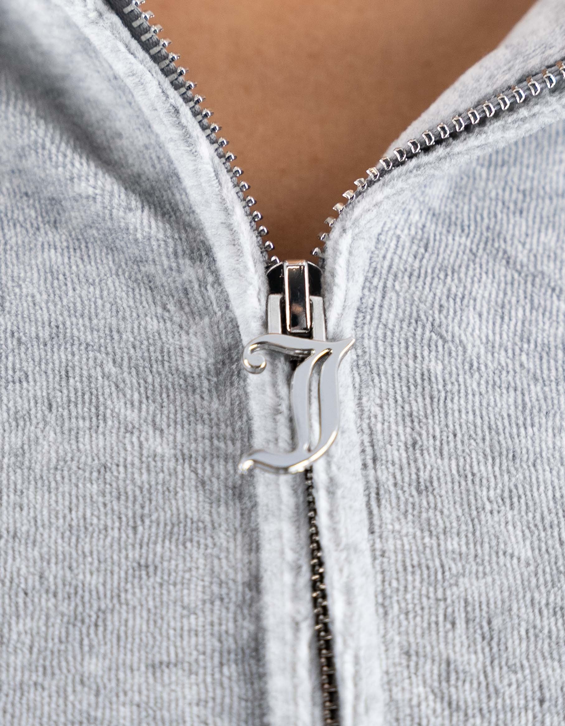 Juicy Couture Felpa Full Zip Modello Robertson Grigia – dettaglio prodotto 2 – Master SKU JUI_VEJB70001WJZJ32