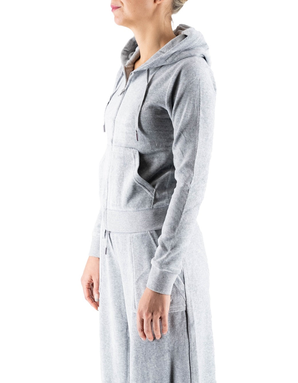 Juicy Couture Felpa Full Zip Modello Robertson Grigia – dettaglio prodotto 5 – Master SKU JUI_VEJB70001WJZJ32