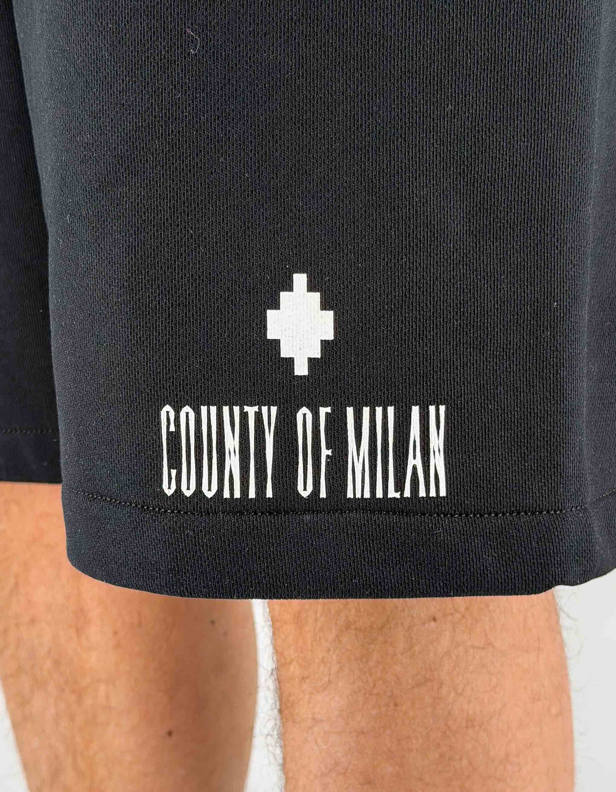 Marcelo Burlon - County Of Milan Bermuda In Felpa Logo Snake Nero – dettaglio prodotto 3 – Master SKU MBU_S6CMMABE054_110