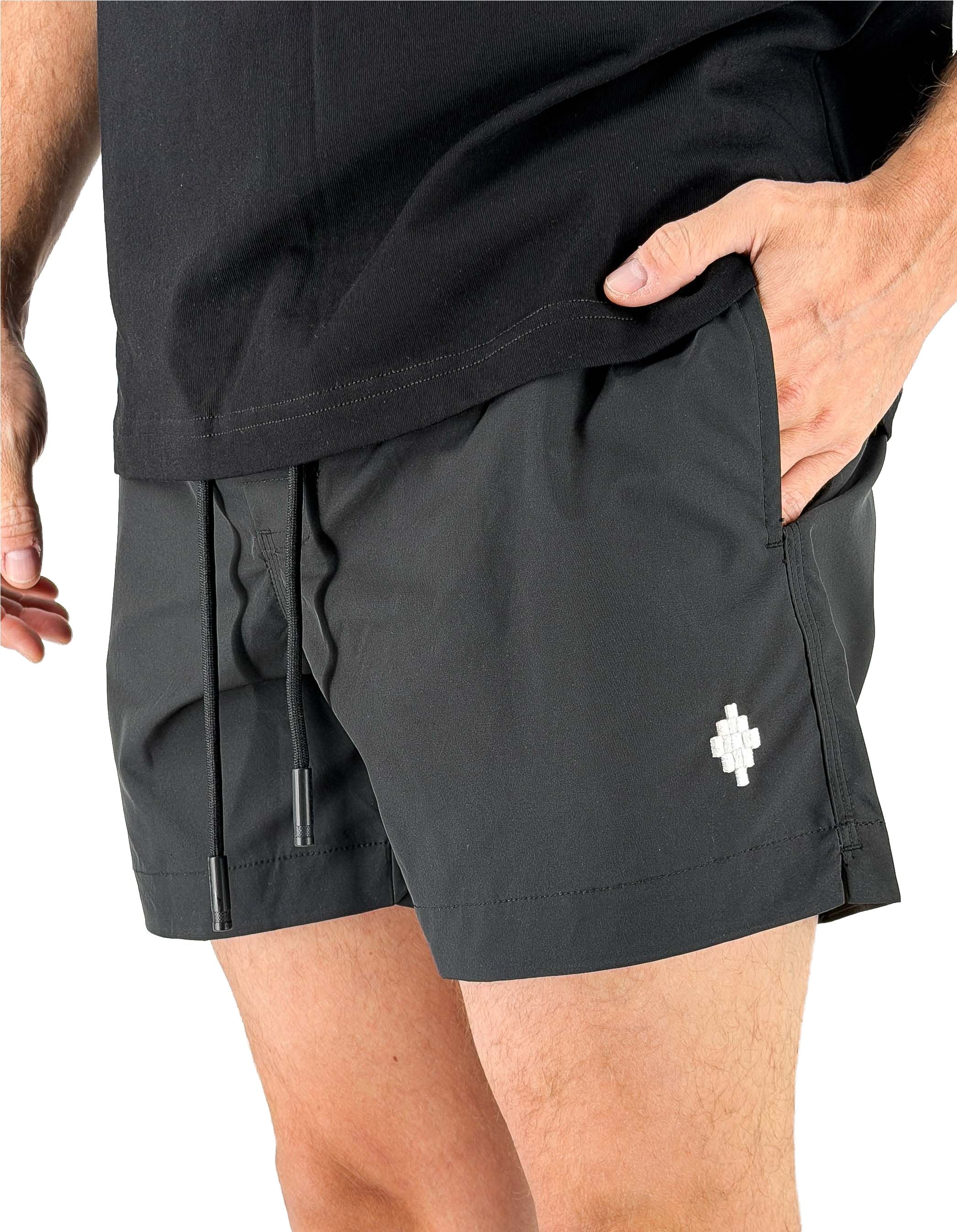 Marcelo Burlon - County Of Milan Costume Con Ricamo Logo 14 Inc Nero – vista principale – Master SKU MBU_COMAS2606000151_BASIC_SHORTS_14_INC