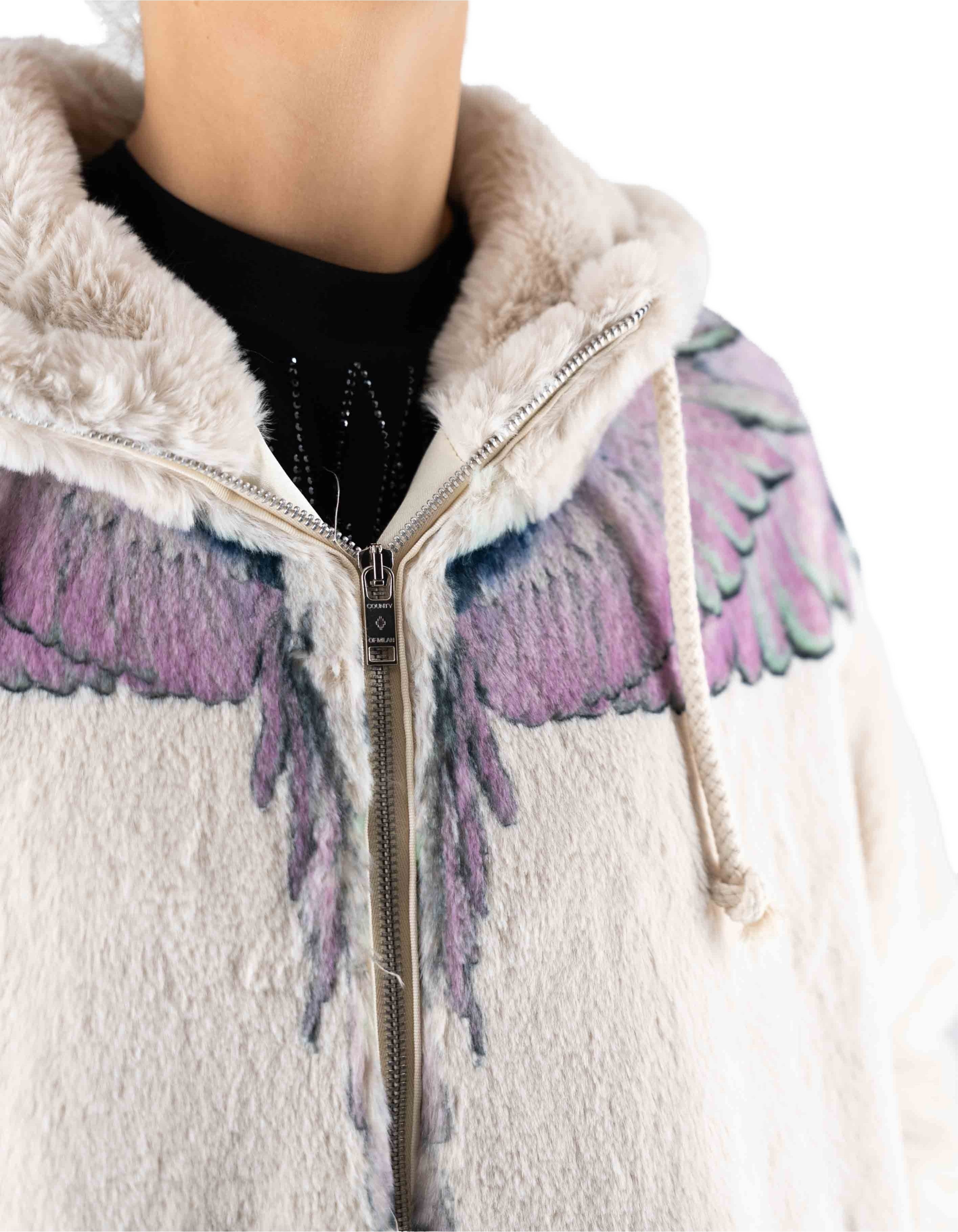 Marcelo Burlon - County Of Milan Eco Pelliccia Donna Latte-pink Wings – vista principale – Master SKU MBU_25ICM30005_LATTE-PINK_WINGS