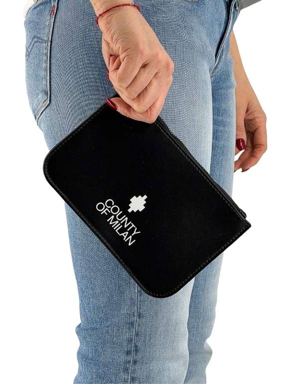 Marcelo Burlon - County Of Milan Mini Pochette black/ White – vista principale – Master SKU MBU_COMAS260339UNICA0888_UNICABLACK_WHITE