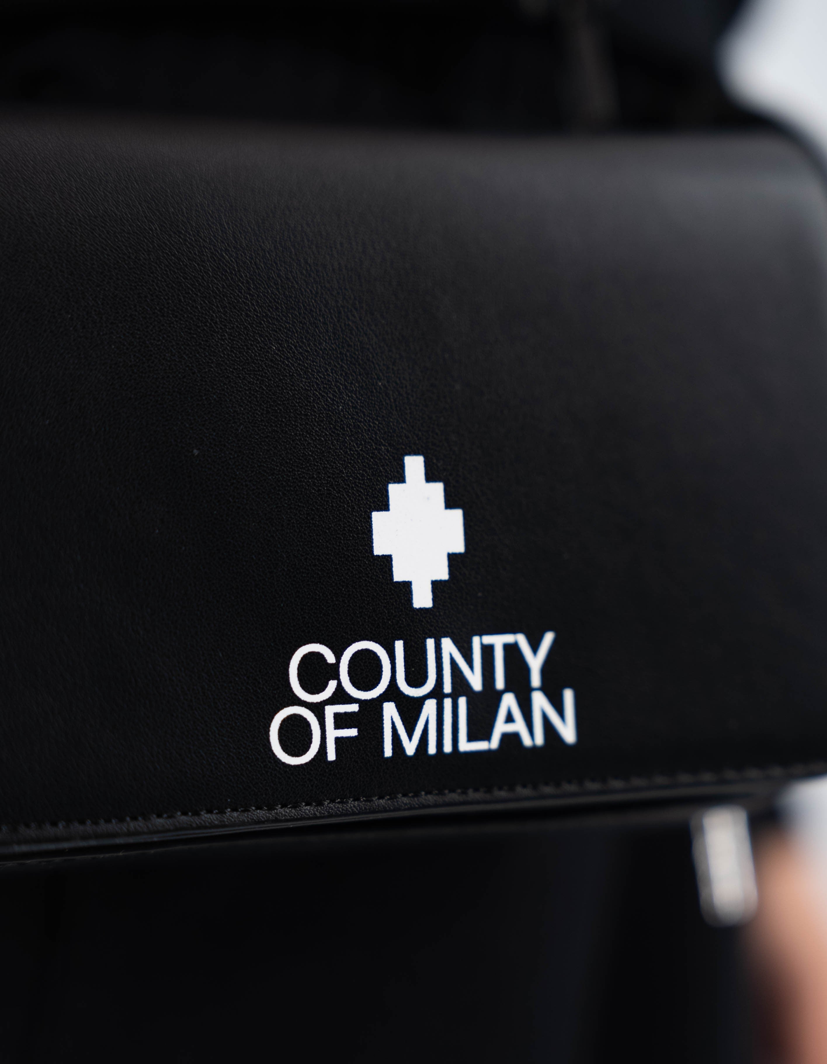 Marcelo Burlon - County Of Milan Mini Tracolla Nero / Bianco – dettaglio prodotto 2 – Master SKU MBU_COMAF250140UNICA0013_UNICANERO_BIANCO