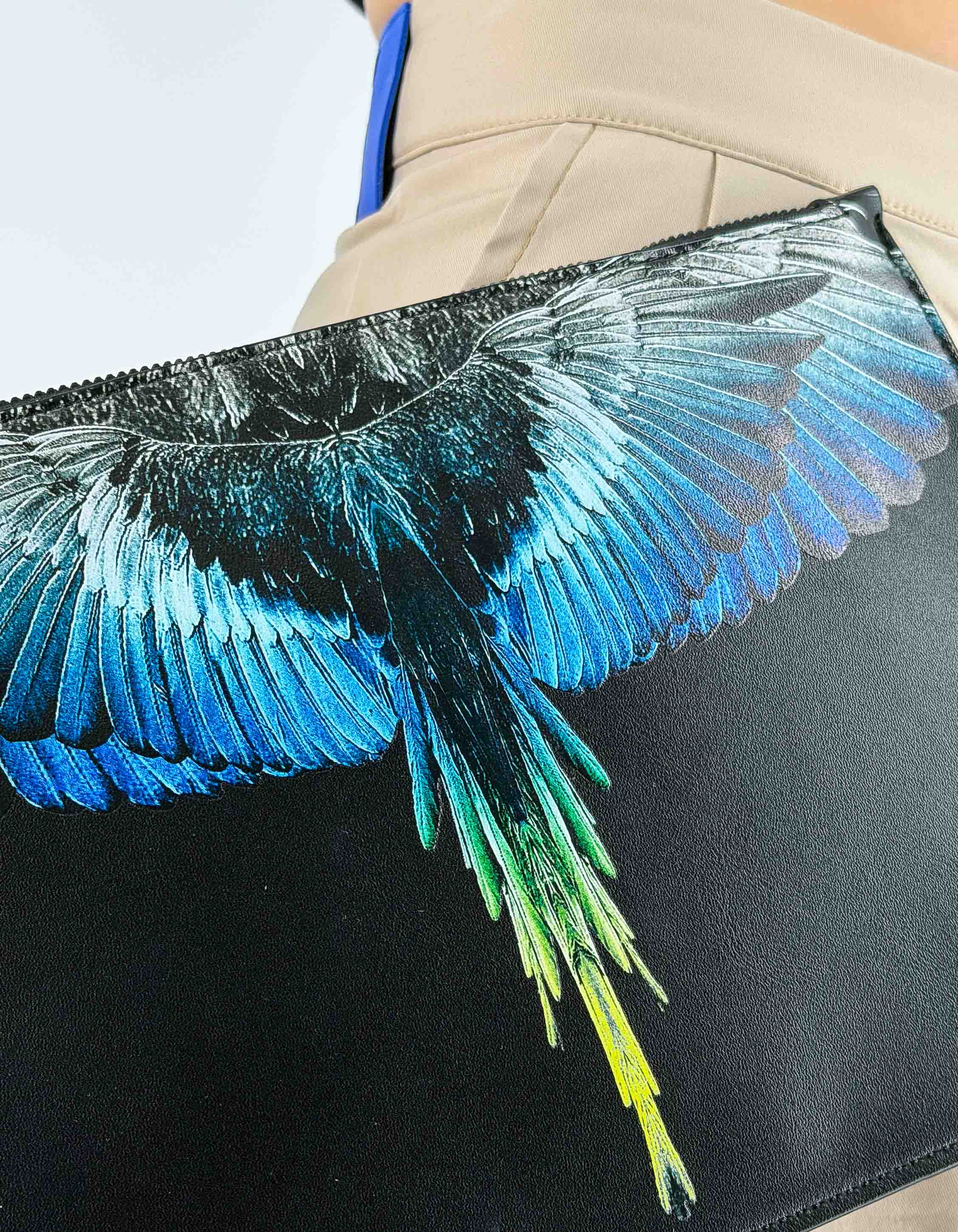 Marcelo Burlon - County Of Milan Pochette Black / Royal Wings – dettaglio prodotto 2 – Master SKU MBU_COMAS260335UNICA0895_UNICABLACK_ROYAL_WINGS