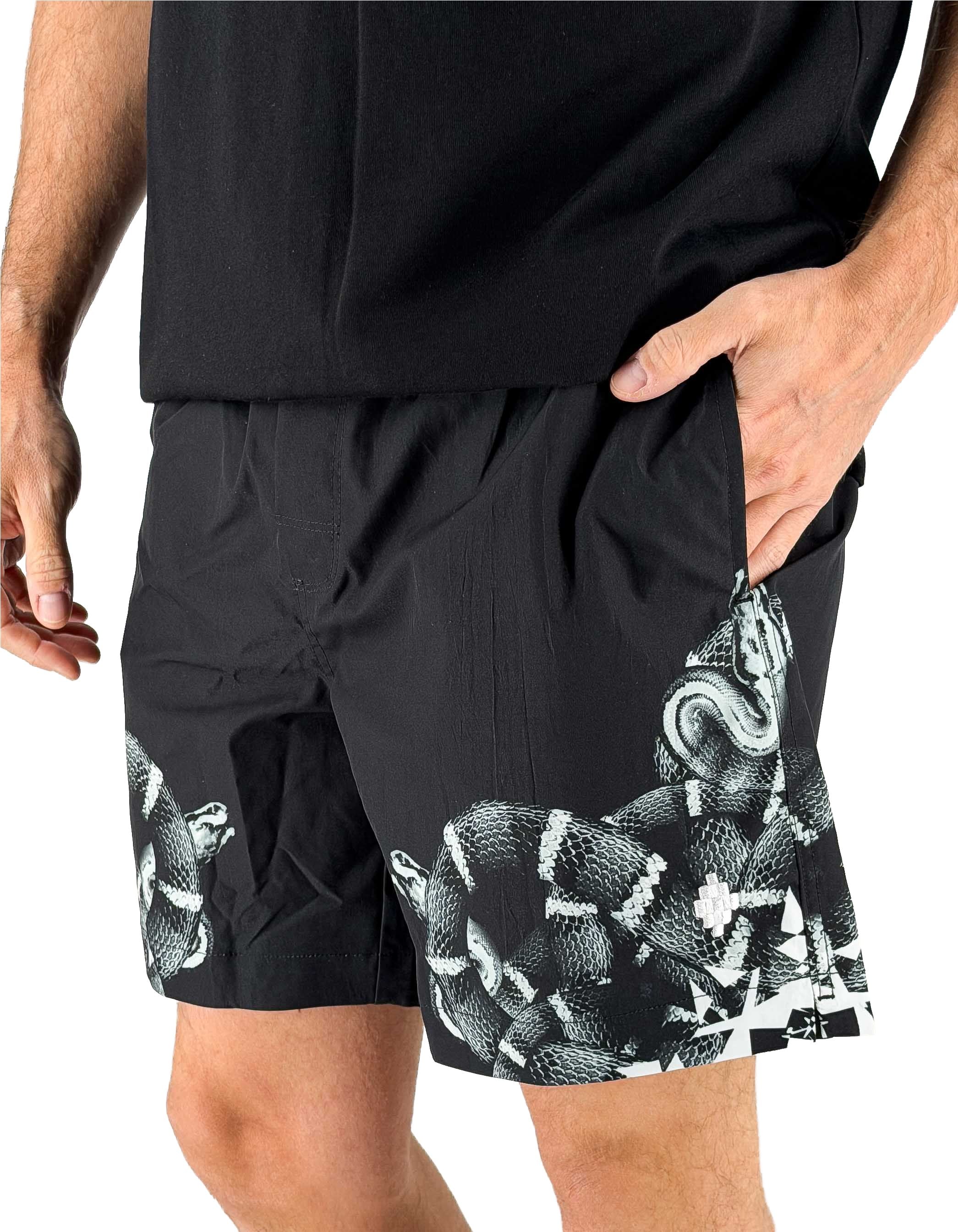 Marcelo Burlon - County Of Milan Snakes Shorts 16 Nero – dettaglio prodotto 3 – Master SKU MBU_COMAS2606510934_SNAKES_SHORTS_16