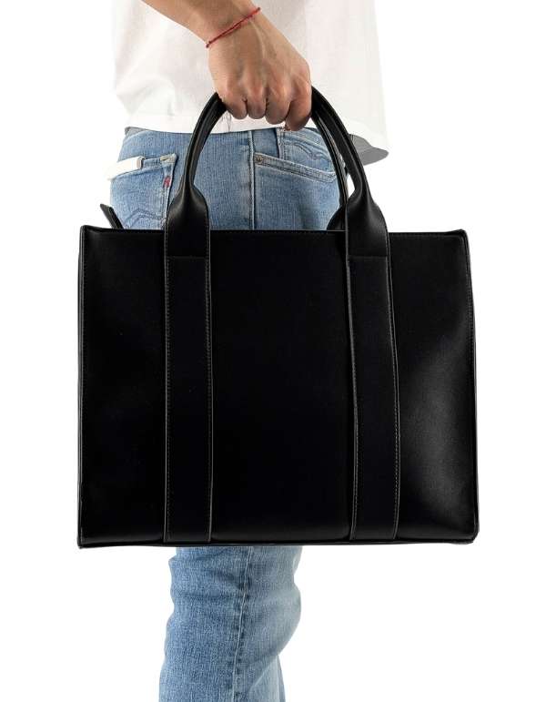 Marcelo Burlon - County Of Milan Tote Bag Medium black / Blue Wings – dettaglio prodotto 3 – Master SKU MBU_COMAS260444UNICA0912_UNICABLACK_BLUE_WINGS