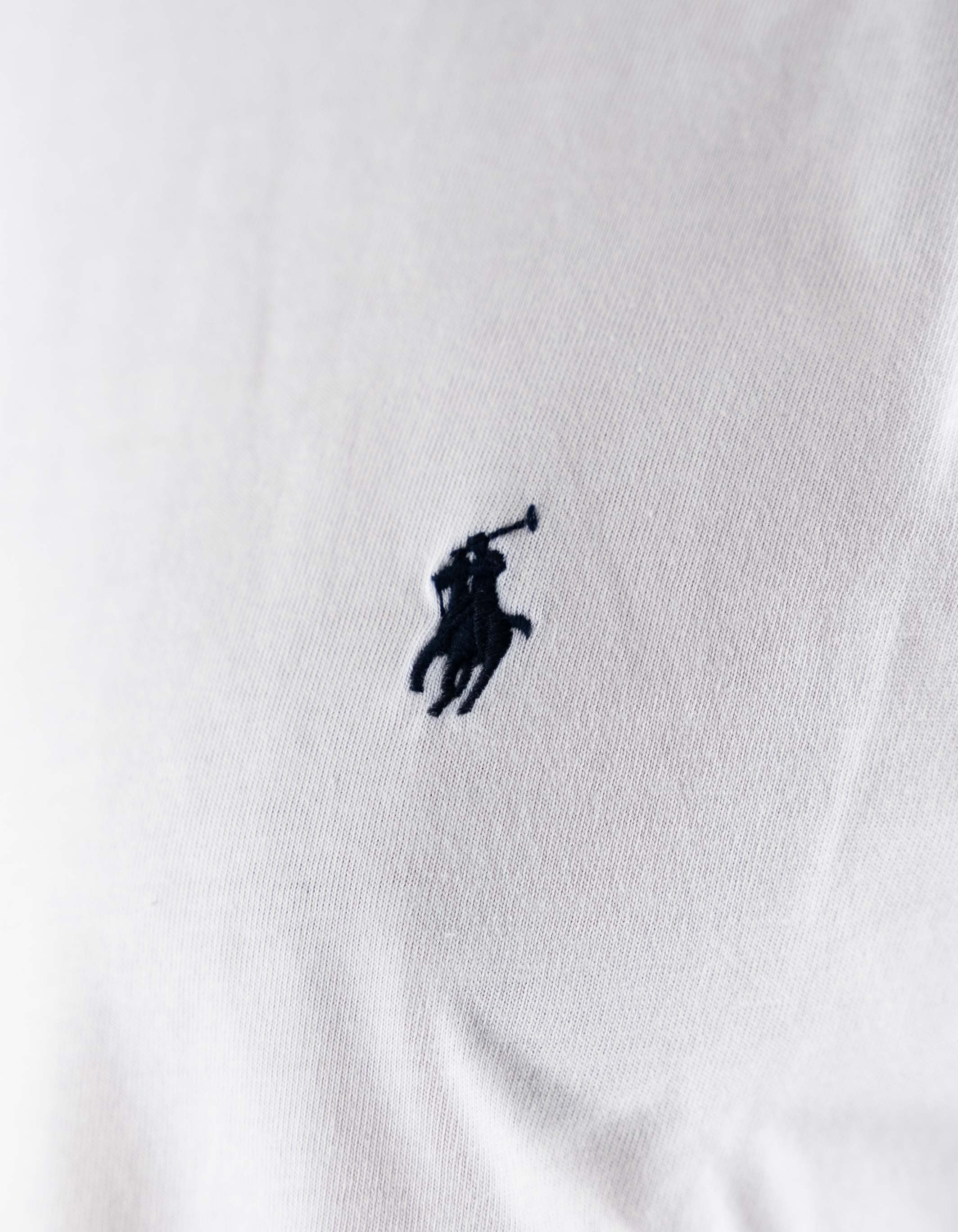 Polo Ralph Lauren T-shirt Uomo Ralph Lauren Bianca Manica Lunga con Logo Ricamato Blu – dettaglio prodotto 2 – Master SKU RLU_714844759004_WHITE
