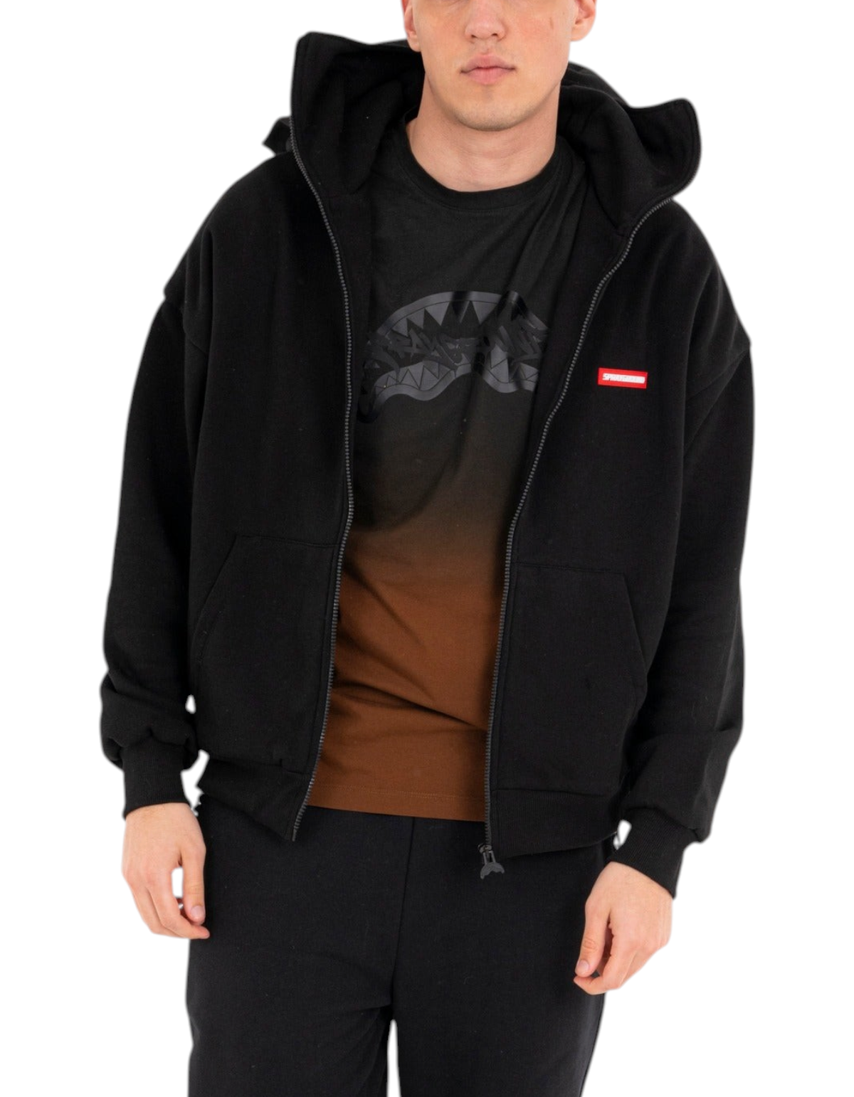 Sprayground Shaded Comfy Hoodie nero e marrone - indossata, outfit streetwear con felpa aperta sopra