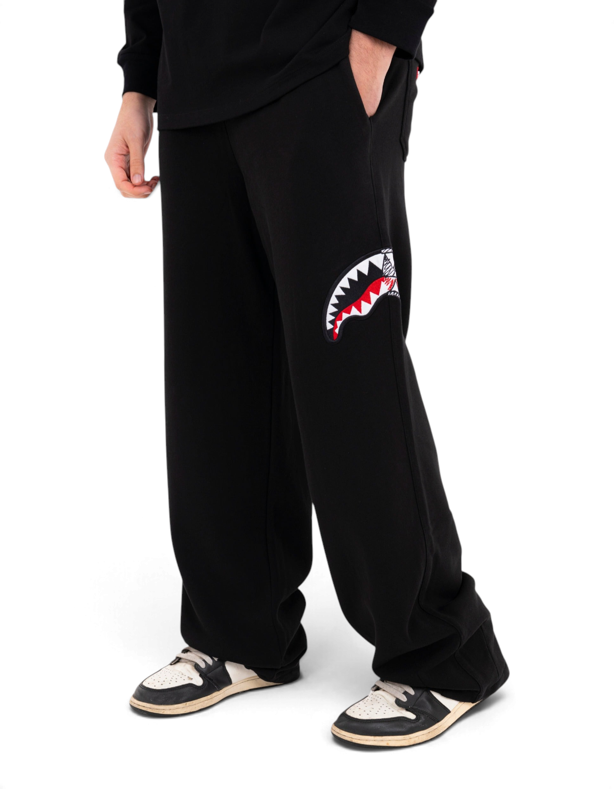 Sprayground Sketch Shark Over Pants nero - indossato, vista laterale