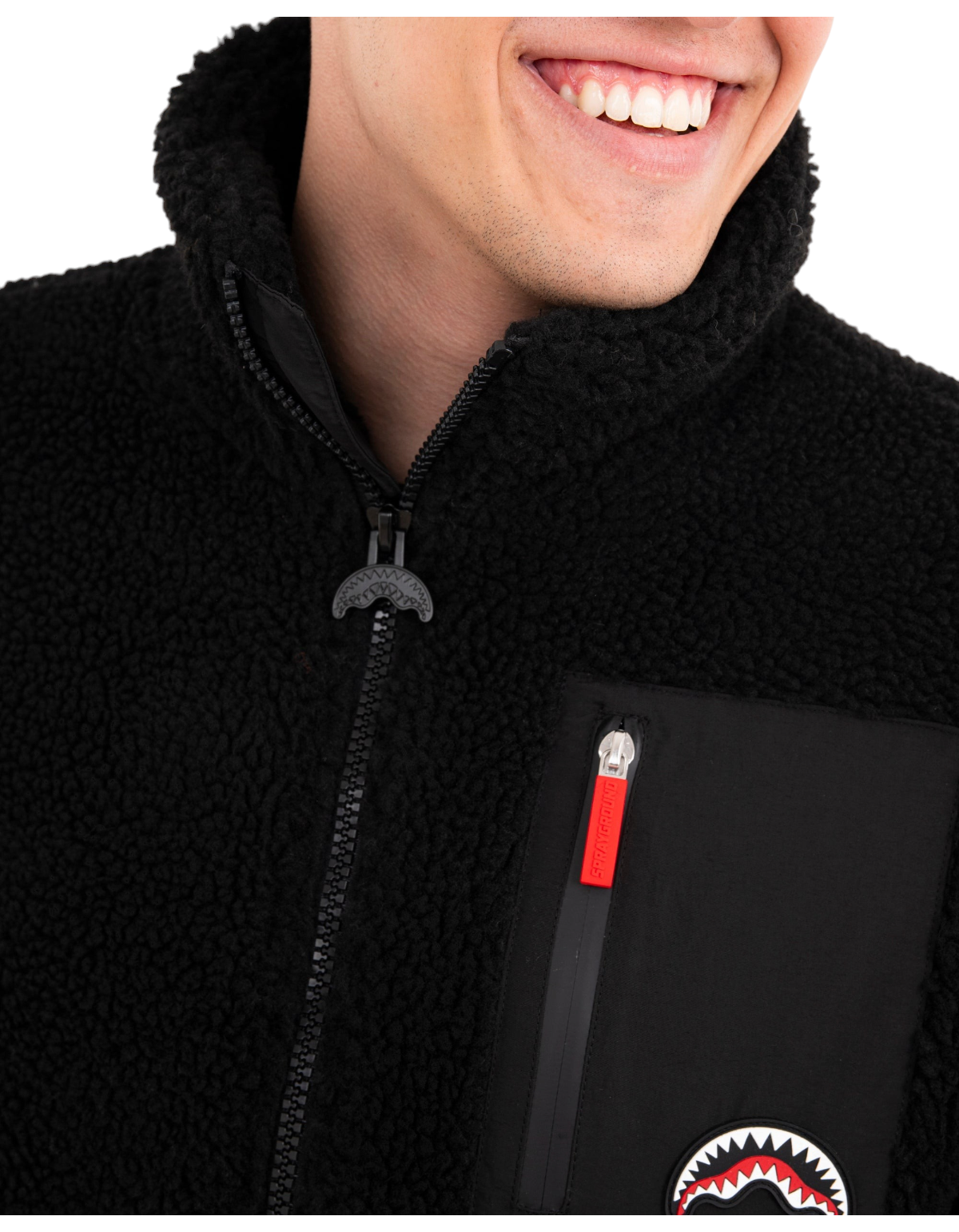 Sprayground Black Puffer Monogram Teddy Jacket nero - indossata, dettaglio collo e zip frontale