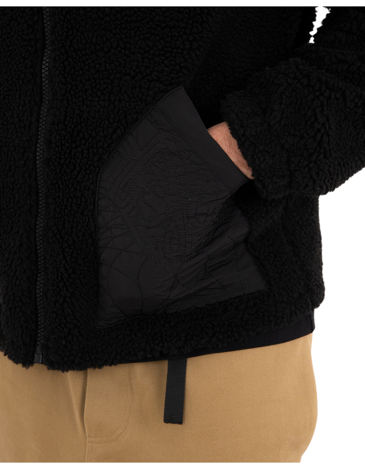 Sprayground Black Puffer Monogram Teddy Jacket nero - indossata, dettaglio tasca inferiore