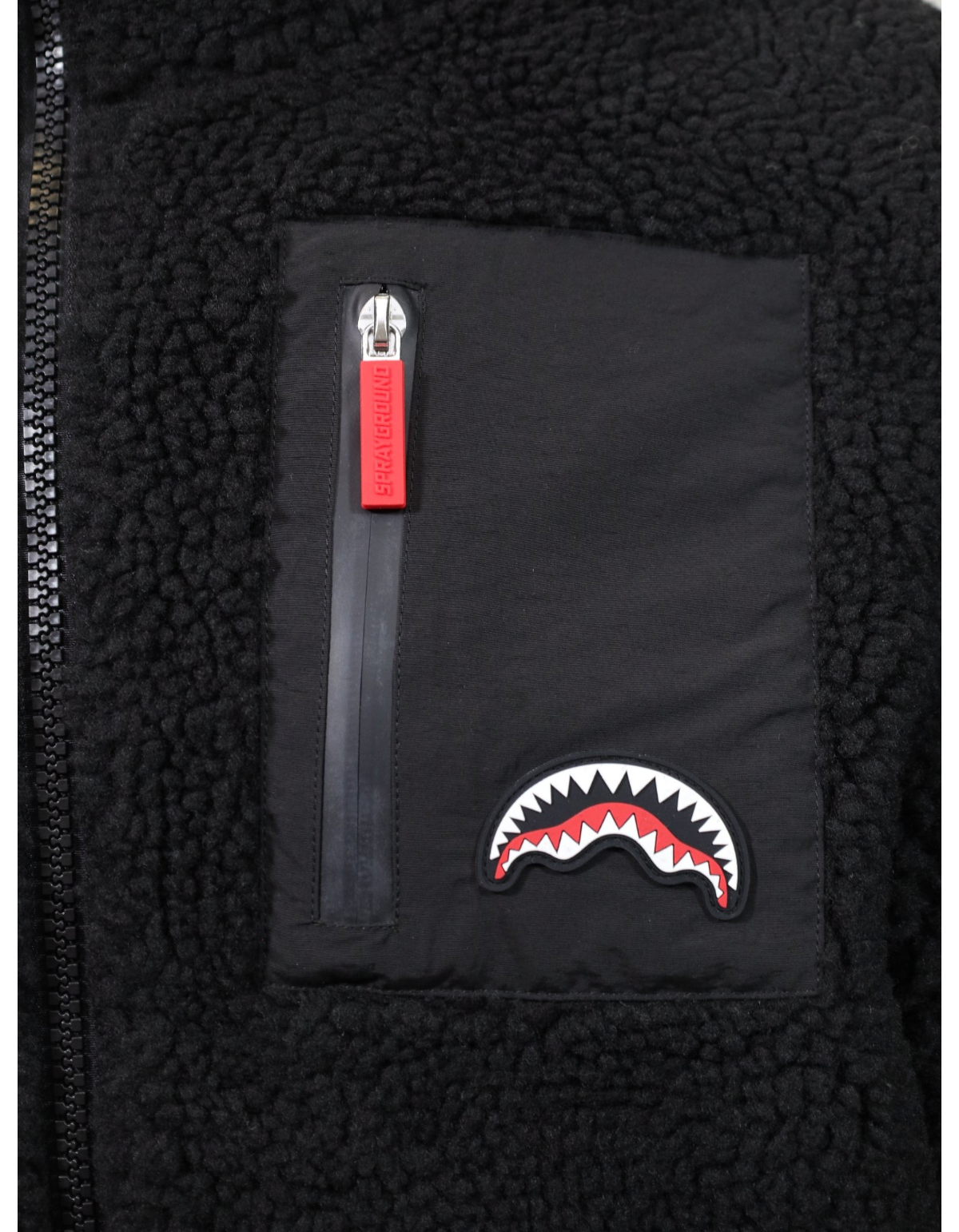 Sprayground Black Puffer Monogram Teddy Jacket nero - dettaglio tasca frontale con ricamo Shark