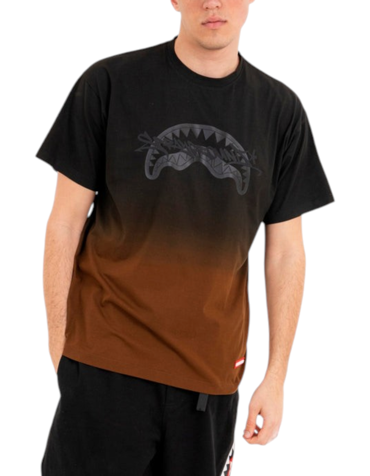 Sprayground Shaded New Regular T-Shirt – indossata, vista frontale