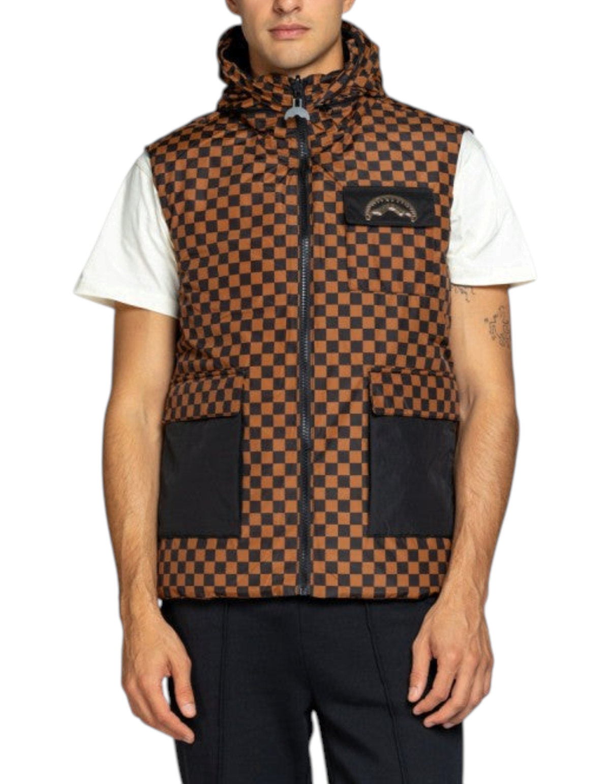Sprayground Special Ops Air Cargo Padded Double Vest – lato reversibile a scacchi indossato
